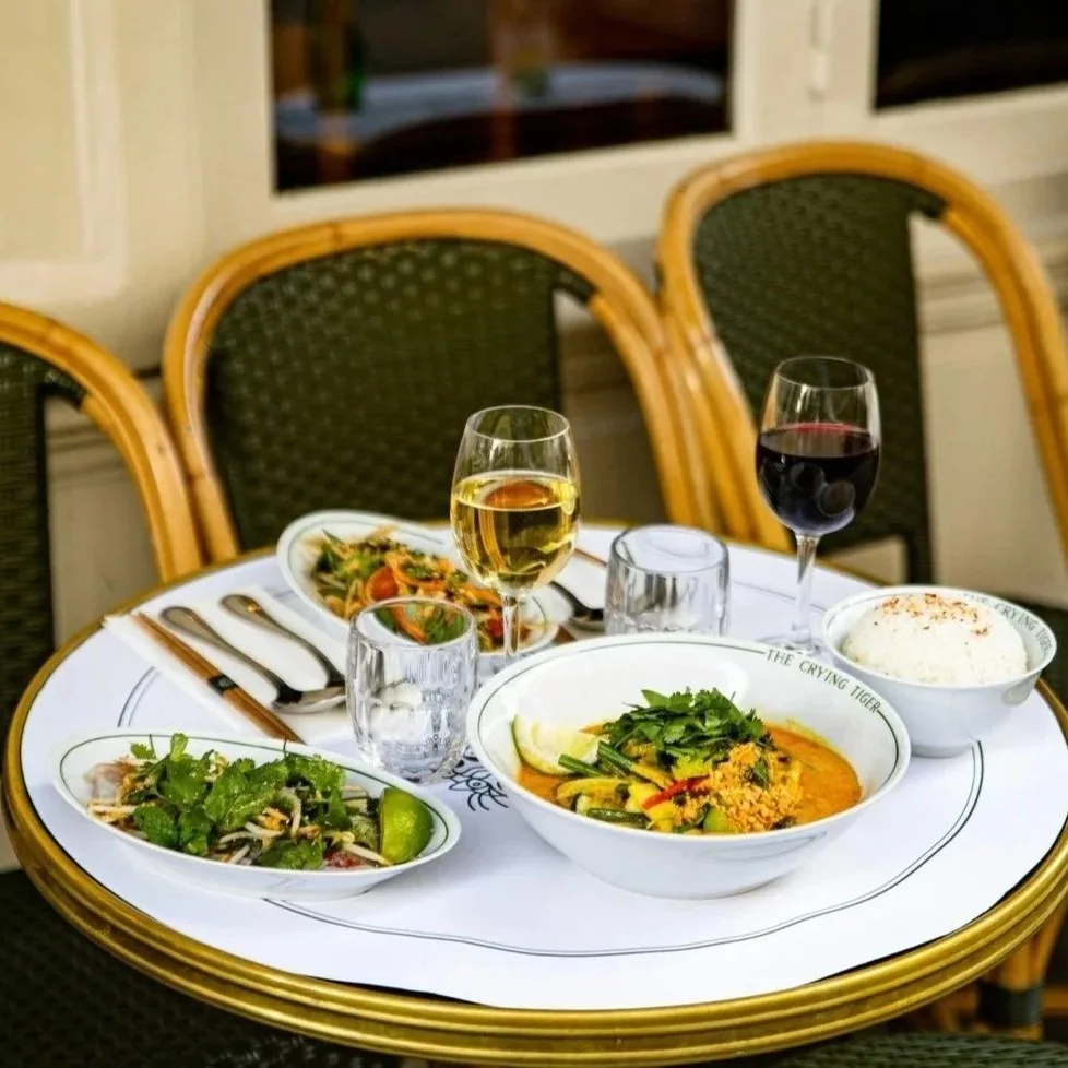 Table avec plats et boissons