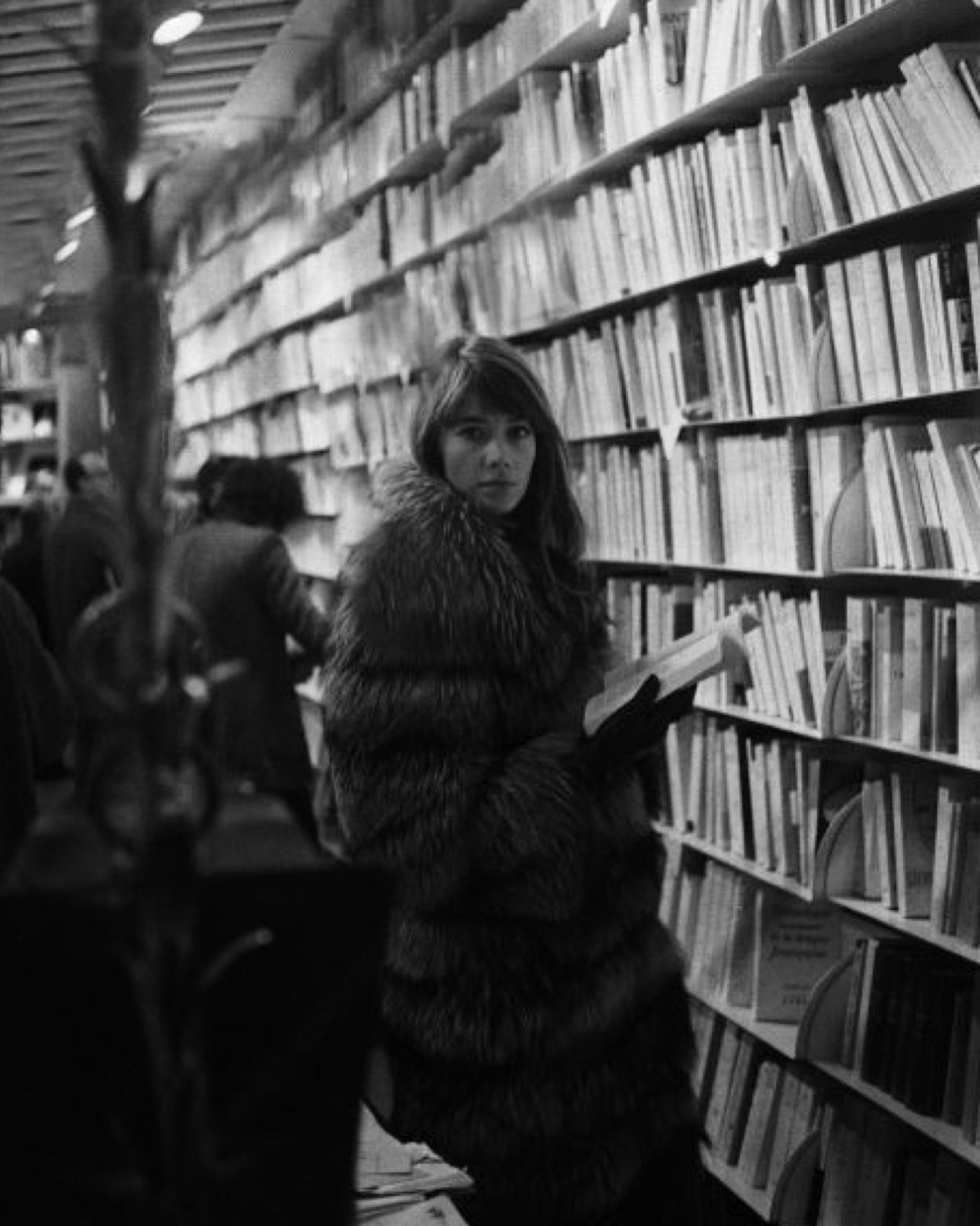 Francoise Hardy reading. 

Source unknown.