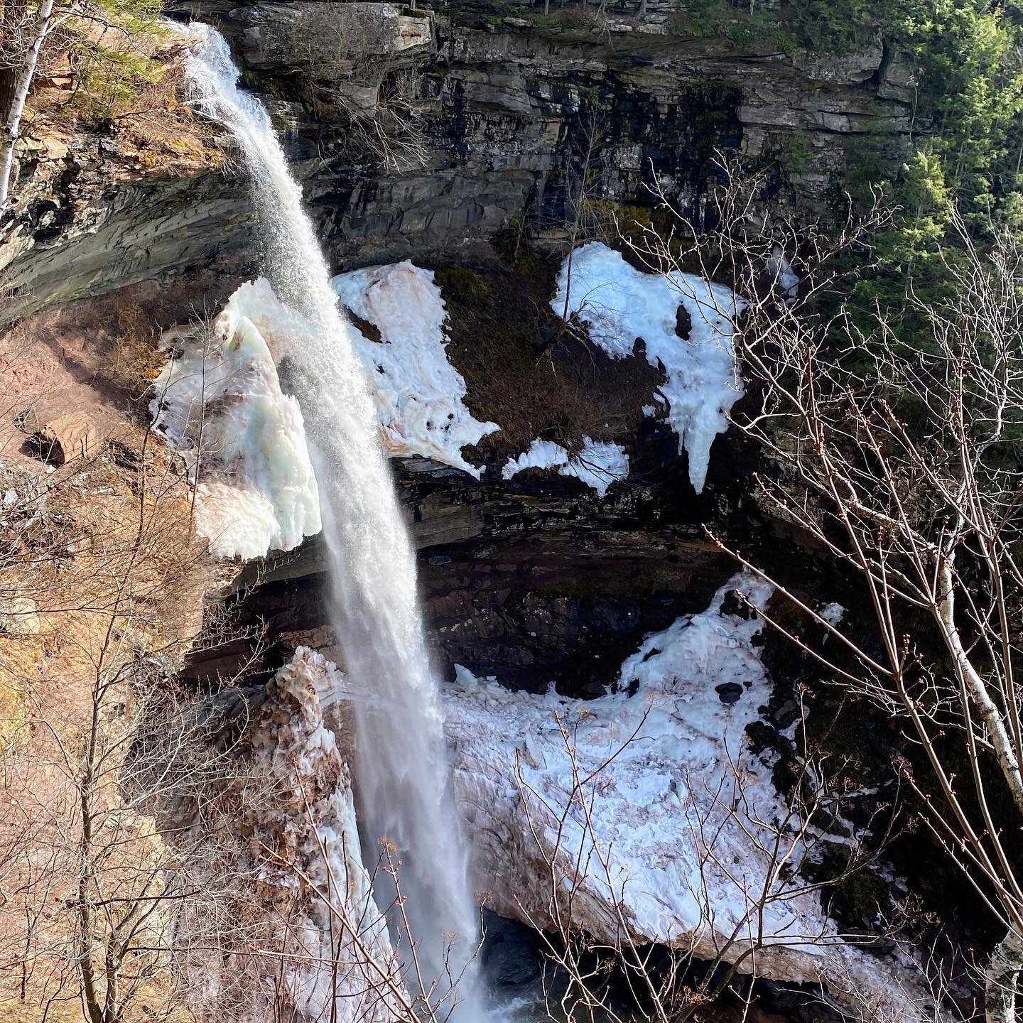 A mere 20 minutes to the trail head, the magnificent Kaaterskill Falls! #cometothecatskills #visitcatskills #kaaterskillfalls &ldquo;Perhaps the crowning jewel is the highest cascading waterfall in New York State &ndash; Kaaterskill Falls. Dropping i