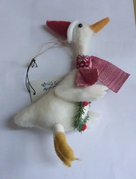 Sass & Belle Goose Wreath Felt Hanging Brown Spot Xmas Tree Decoration Novelty (6).JPG