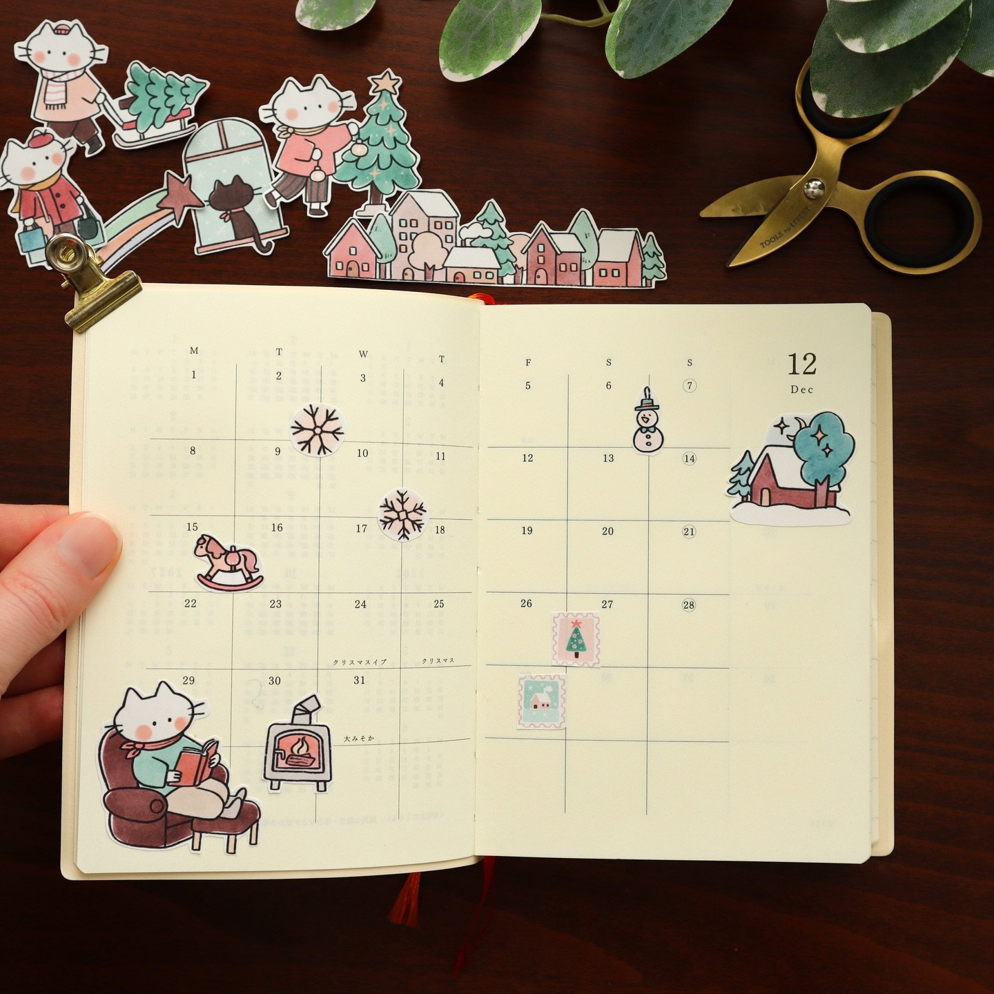 ✨ So happy to start my new Midori 1D1P journal with a cozy December spread ☺️