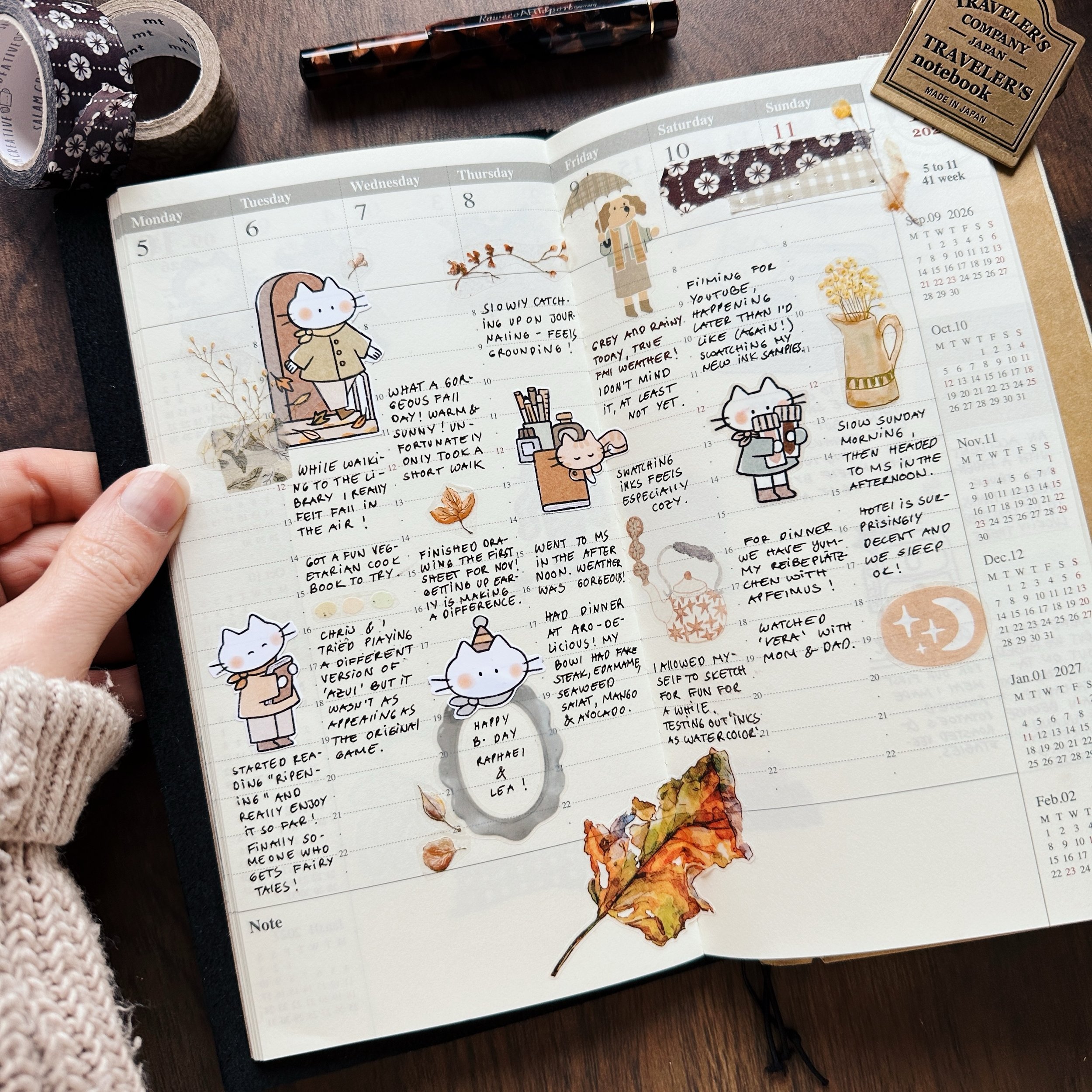 🍂 The first weekly spread in my TN that feels like fall. I like the the addition of that soft greyish blue to the warmer browns- it somehow gives the palette a moodiness without being too heavy 🤓 Also I am absolutely loving my washi tapes from @sal