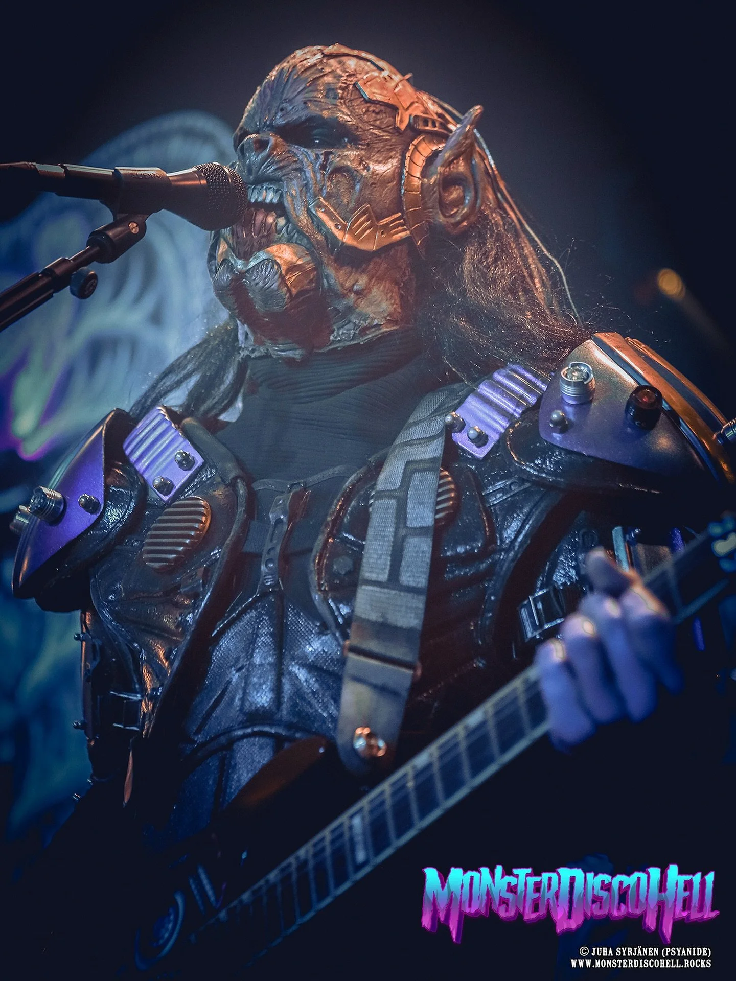 Mid-week mechanical machine monsterman madness moment! Yes, it&rsquo;s Wednesday, so we&rsquo;ll have just that! And we&rsquo;ll have it with this spooky color palette on a previously unused shot of Kone, taken at Tavara-asema, Tampere on March 21st 