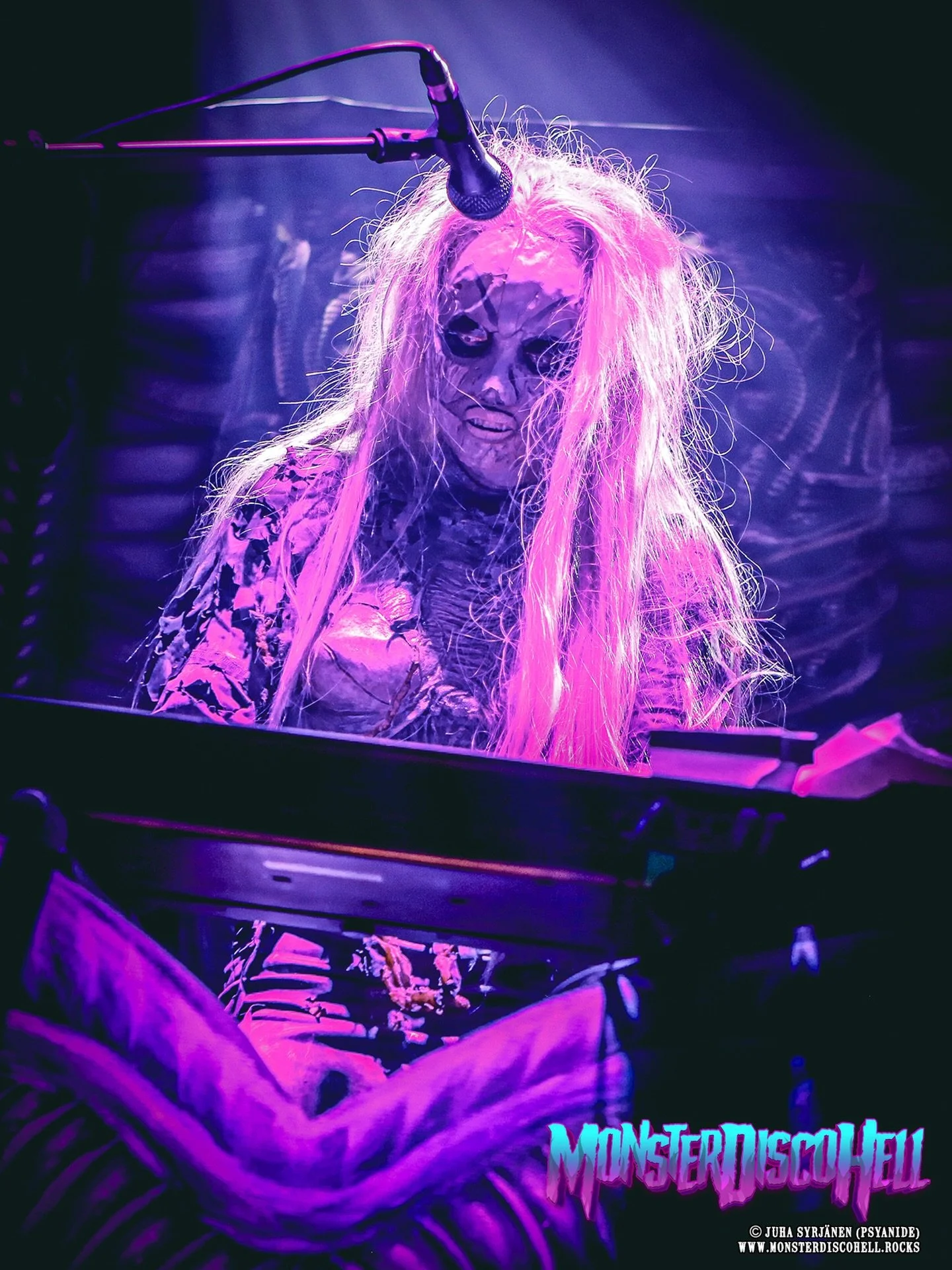 Ah, it&rsquo;s Friday and the weekend is almost here again! And today, not tomorrow, it&rsquo;s definitely and immediately a Hella Good Friday when we post this previously unused shot of the Scarbie Doll doing her thing at Tavara-asema, Tampere on Ma