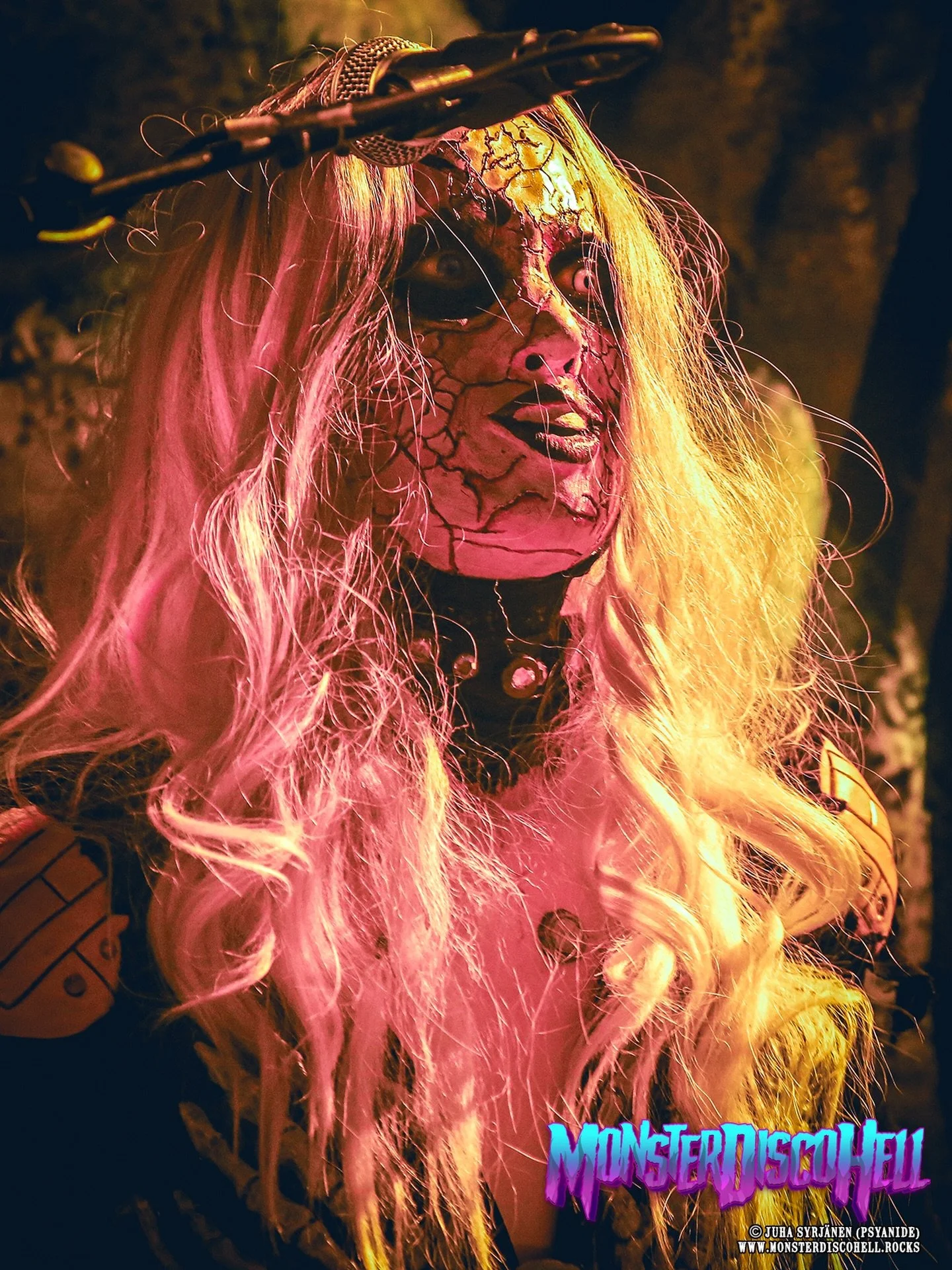 It&rsquo;s Friday and we&rsquo;ll end the work week here on MDH with a shot that makes this a Hella Good Friday! This previously unused Screem Writers Guild era photo of Hella gazing already into the weekend, was taken at the Helsinki Ice Hall on May