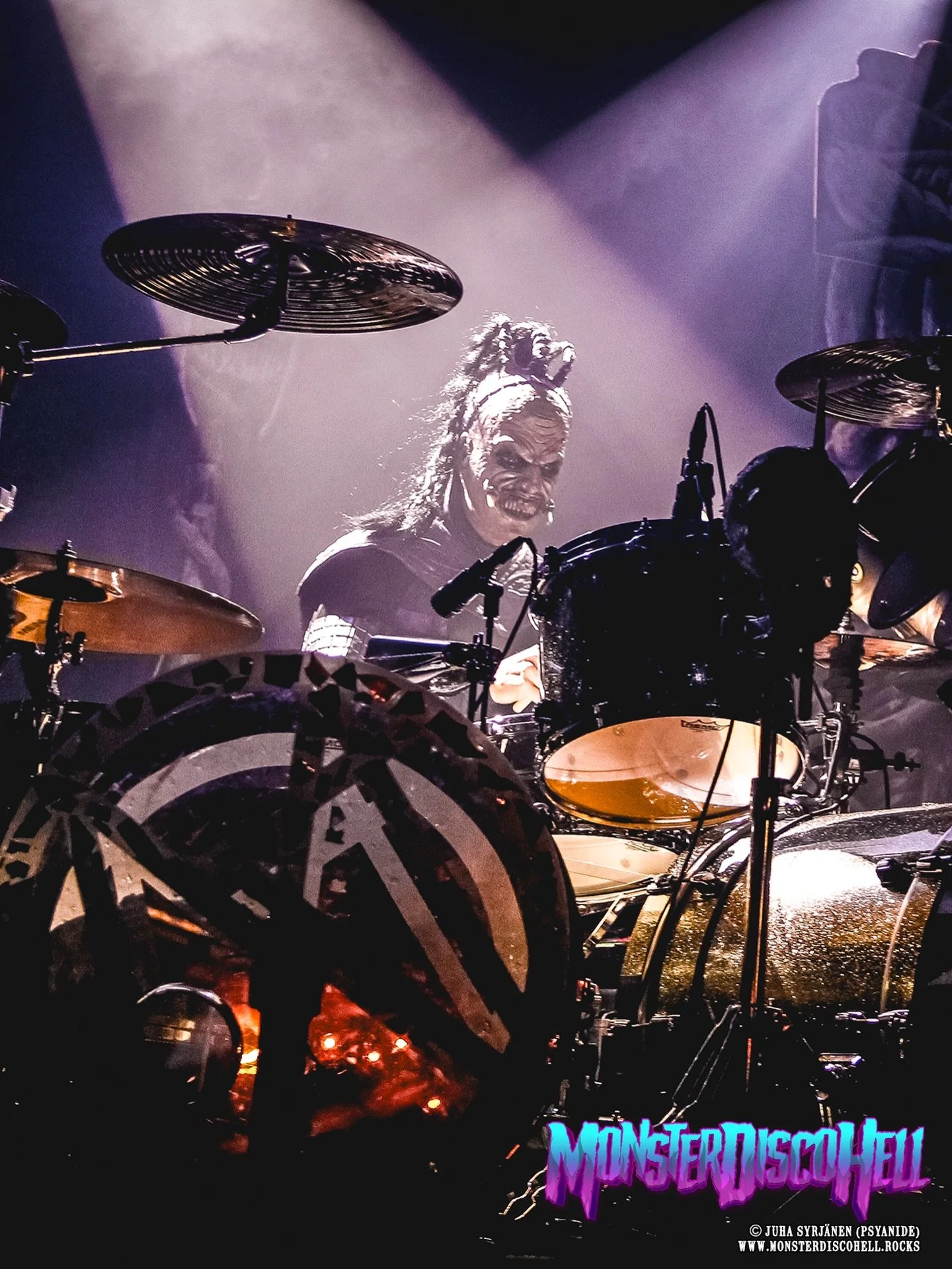 New week, new Monday, new Manaday, same old situation! We&rsquo;ll start this new week with this photo of the Minister of Sinister hogging all the spotlights at Tavara-asema, Tampere on March 21st 2025. This is my 1600th daily post here on MDH! What 