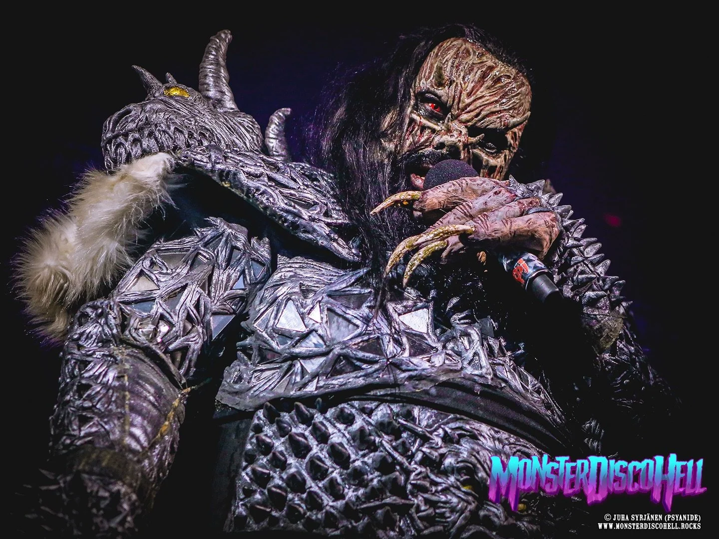 Happy Saturday and weekend, monstermaniacs! Stage banter! That was something completely missing from the Lordi live shows in the early years and eras, because of this &rdquo;monsters don&rsquo;t speak, especially in Finnish&rdquo; fixation, which hon