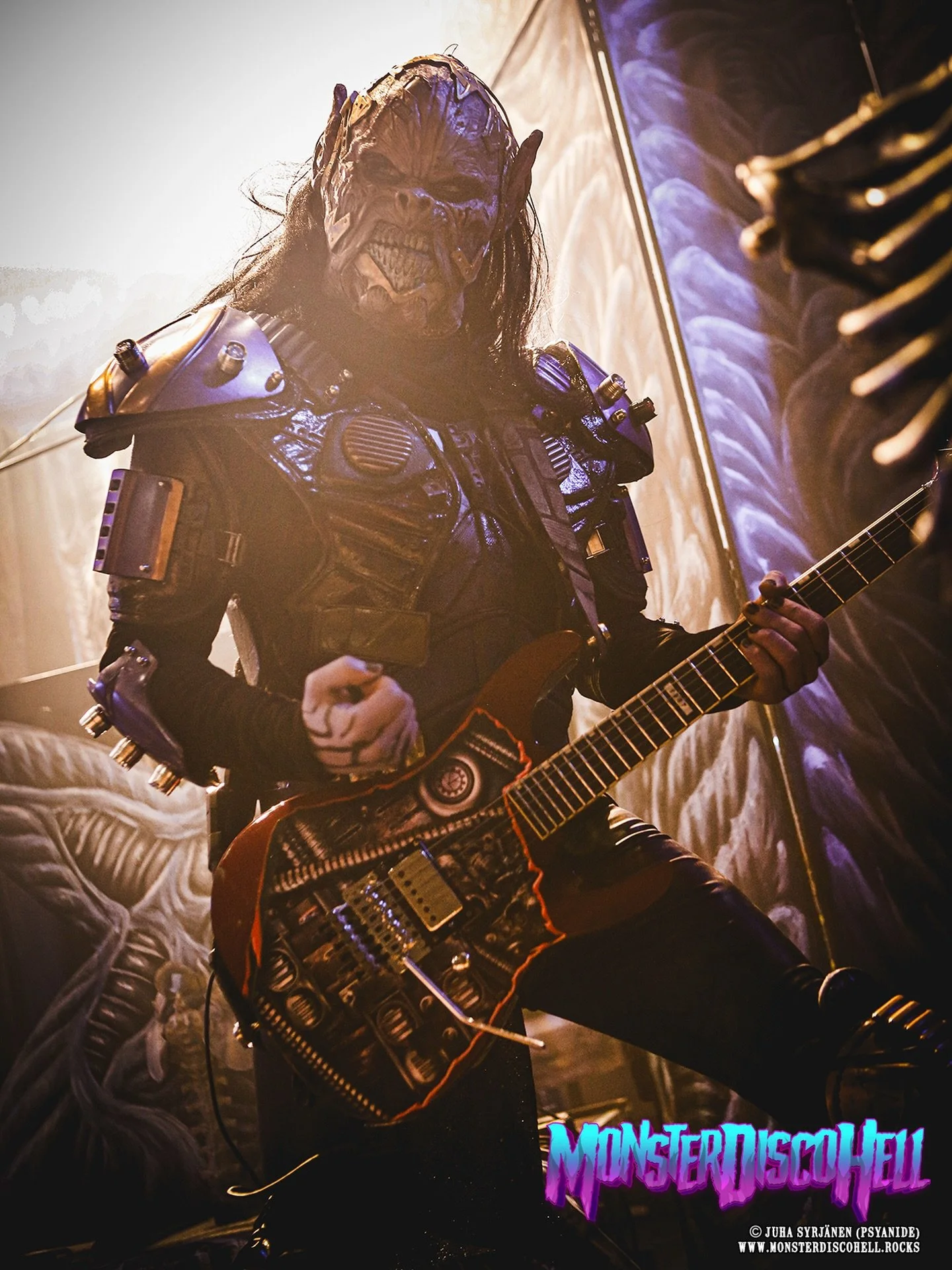 Mid-week mechanical machine monsterman madness moment time! In this previously unused shot, taken at Tavara-asema, Tampere on March 21st 2025, we see Kone clench his fist almost like celebrating some small victory. What would that be? Nailing that pe