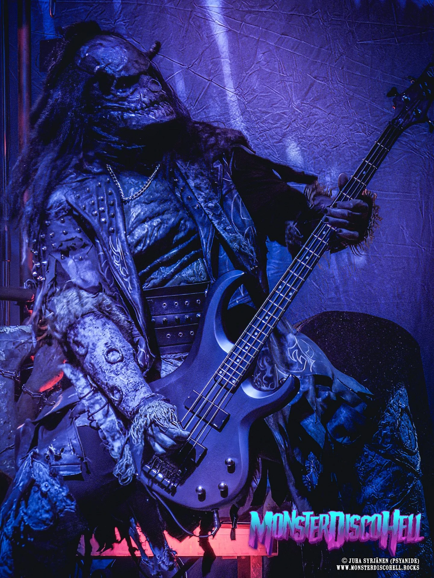 Usually Fridays are Hella Good here on MDH, and today is too of course, but today we also have to note that exactly 18 years ago, on February 6th 2008, the Dark Floors movie world premiere was held at Energia Areena in Oulu, Finland. After the screen