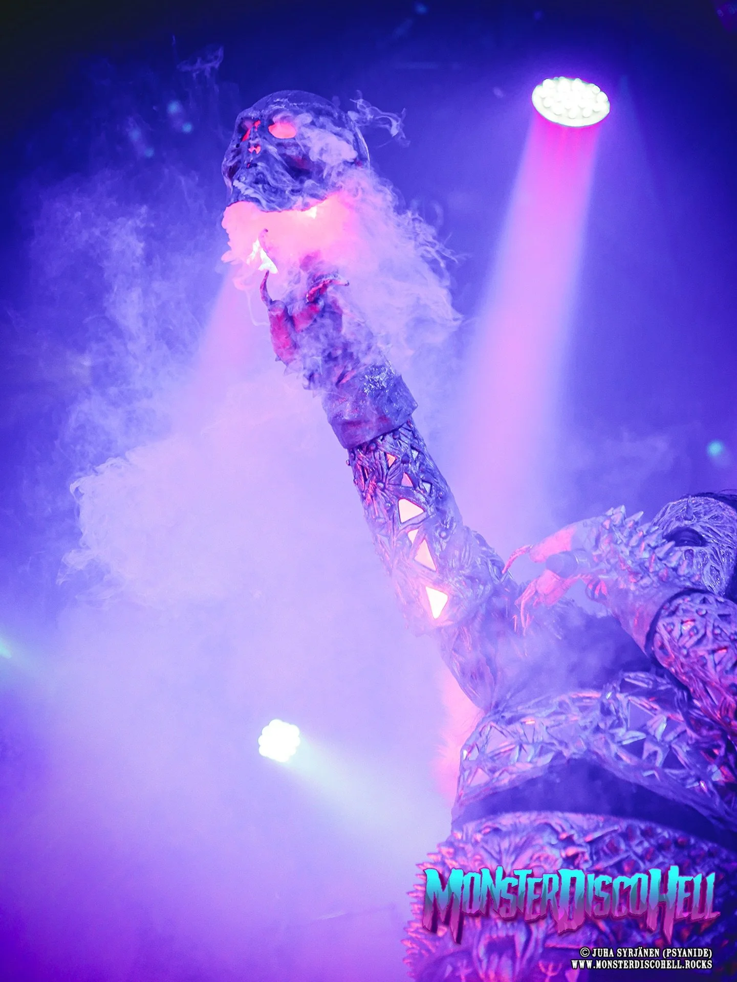 Happy Sunday, everyone! Hope it&rsquo;s a very lazy one. For today&rsquo;s Sunday Sundries, let&rsquo;s just have this previously unused shot of the smoking skull prop we&rsquo;ve used to seeing during the &rdquo;ballad&rdquo; song on the setlist. Wh