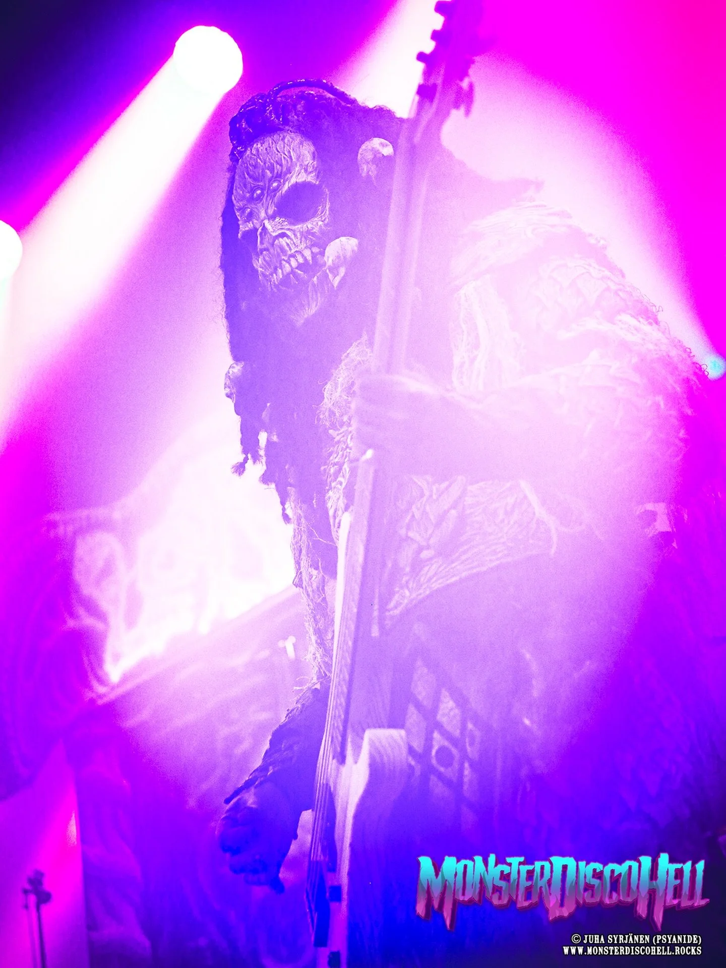 We haven&rsquo;t had that many pics of the Reptroll in pinkish stage lighting, so what the hell, happy pink Hiistai, maniacs! 🩷🩷🩷 This previously unused, artsy-vibey shot was taken at Tavara-asema, Tampere on March 21st 2025. Photo by @psyanide / 