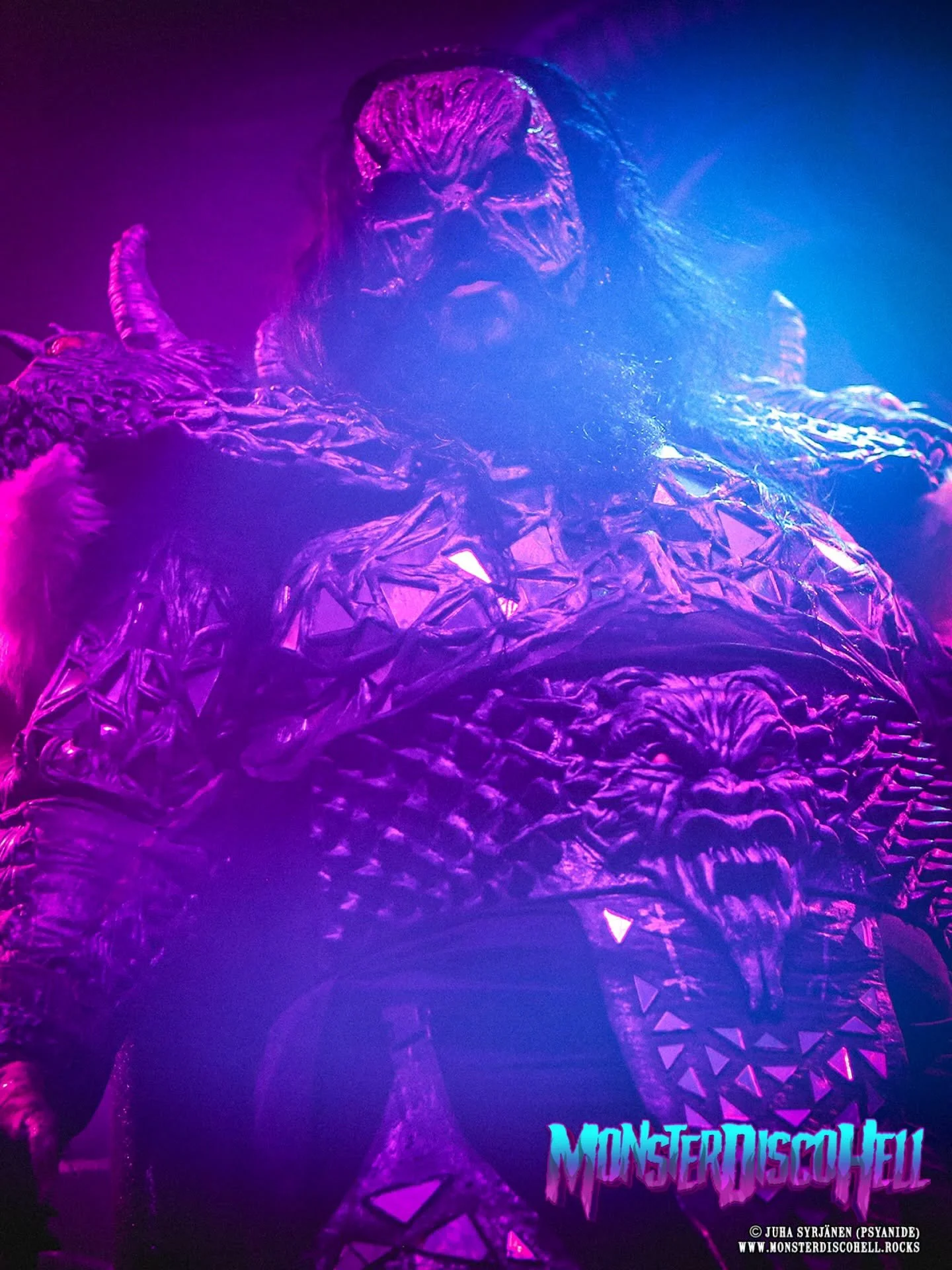 Today, i just feel these colors 🩵🩷💜 so we&rsquo;re gonna have them in this previously unused pic of Mr. Lordi I took at Tavastia, Helsinki on March 22nd 2025. Happy Saturday and weekend, maniacs! Not much to say today, I&rsquo;ll be busy doing my 