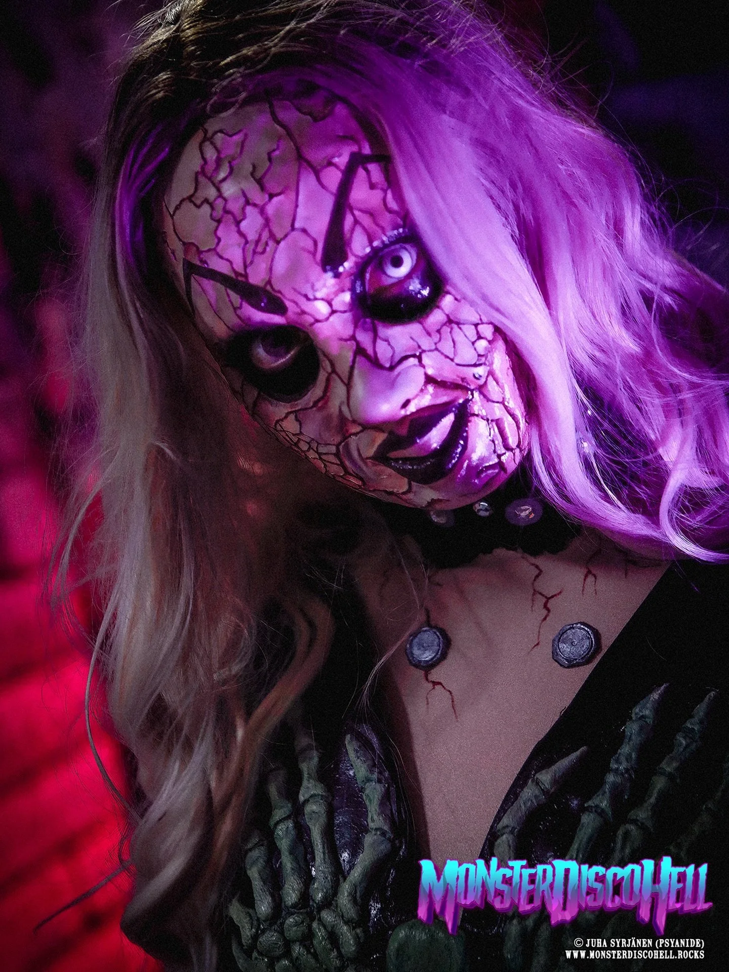 Aaaah, it&rsquo;s finally Friday again! The weekend is upon us, and what better way to kick it off than with this previously unused Screem Writers Guild era close-up shot of the Schizo Scarbie Doll Queen, taken behind the scenes at the Dead Again Jay