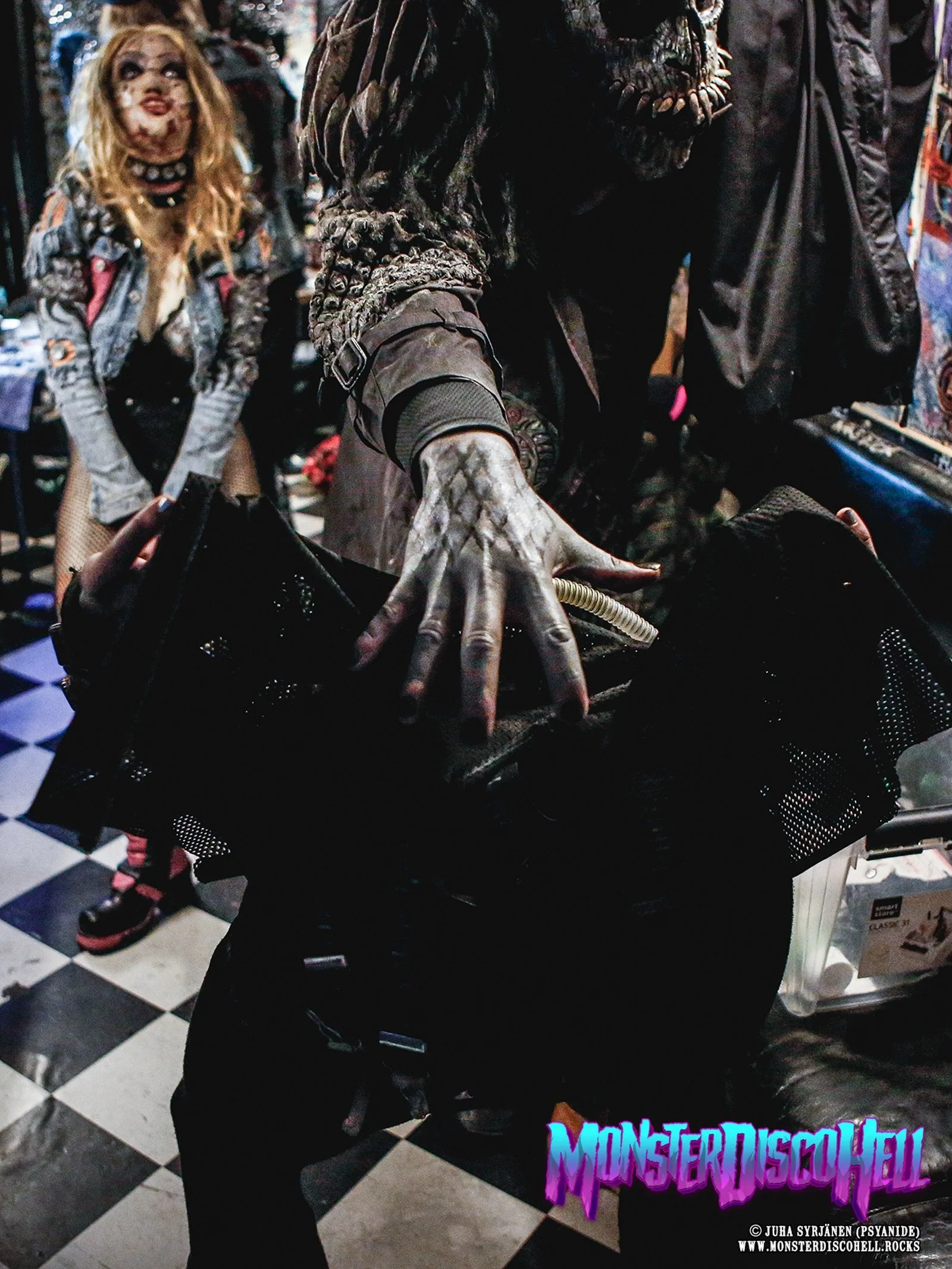 Here&rsquo;s a real Sunday Sundries photo for you! What the heck is happening in this pic!? You have to help me out and come up with something that would explain this. Or maybe, as they say, some things are better left unexplained&hellip; Maybe just 