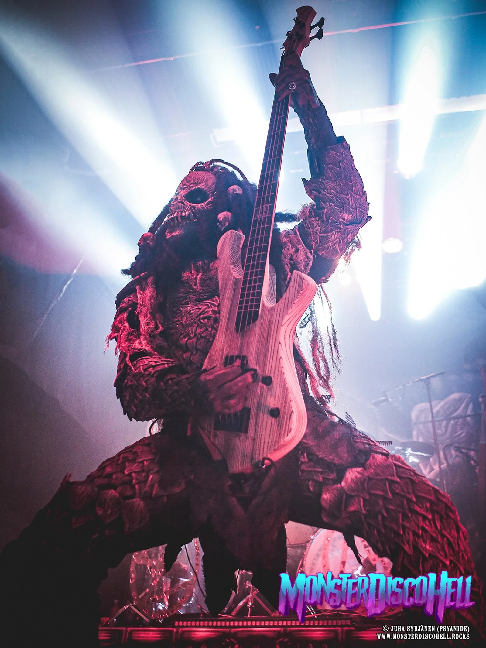 How nice it is of Hiisi to show off his cool Esh Stinger bass like this? 🫪 Some of you are probably feeling a bit weak in the knees right now&hellip; Yeah, maniacs, it&rsquo;s Hiistai, the day of the week full of lizard loving vibes! And to get thos
