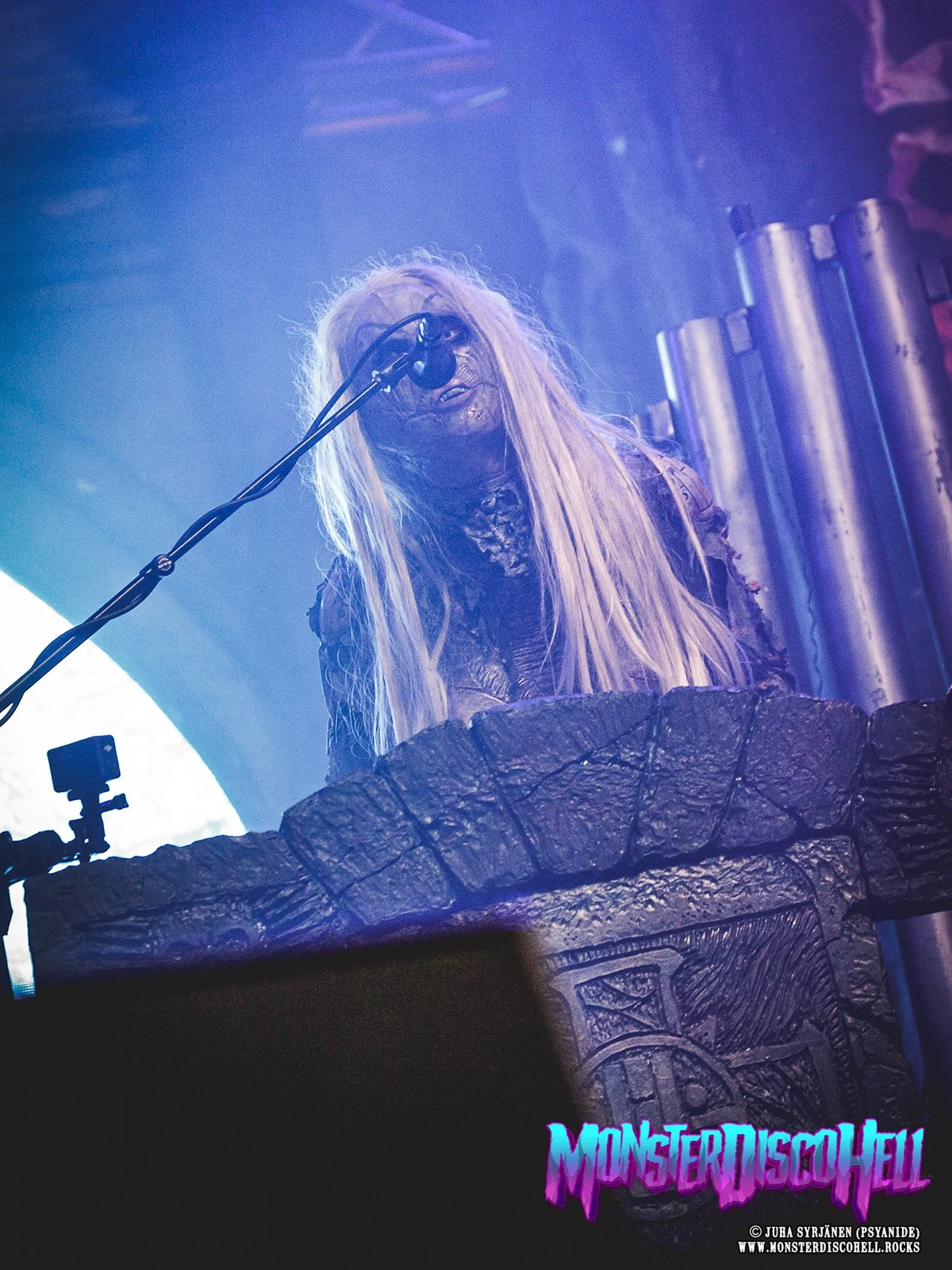 The weekend is almost here, maniacs, thank the Lordi! And tomorrow you&rsquo;ll get to see the full MDH gallery from the Simerock show! Yeah, it&rsquo;s about time! But &rsquo;til then, here&rsquo;s a brand new shot of Hella from that show to make to