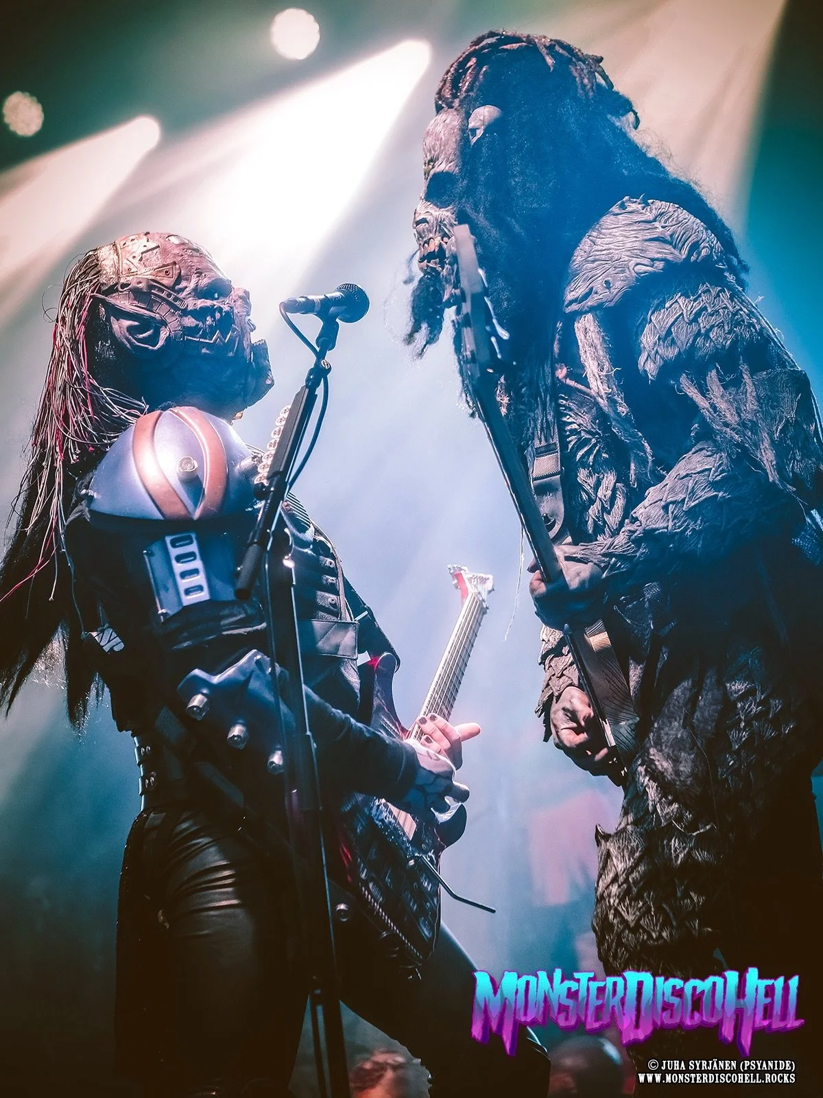 Half of the mic-stand is mine!! Yesterday Hiisi was the guest star in our Manaday post, and today we&rsquo;ll continue with the theme and let Kone guest star in our Hiistai post! It&rsquo;s time for another Easy &amp; Gonie bro-shot! Can your heart t