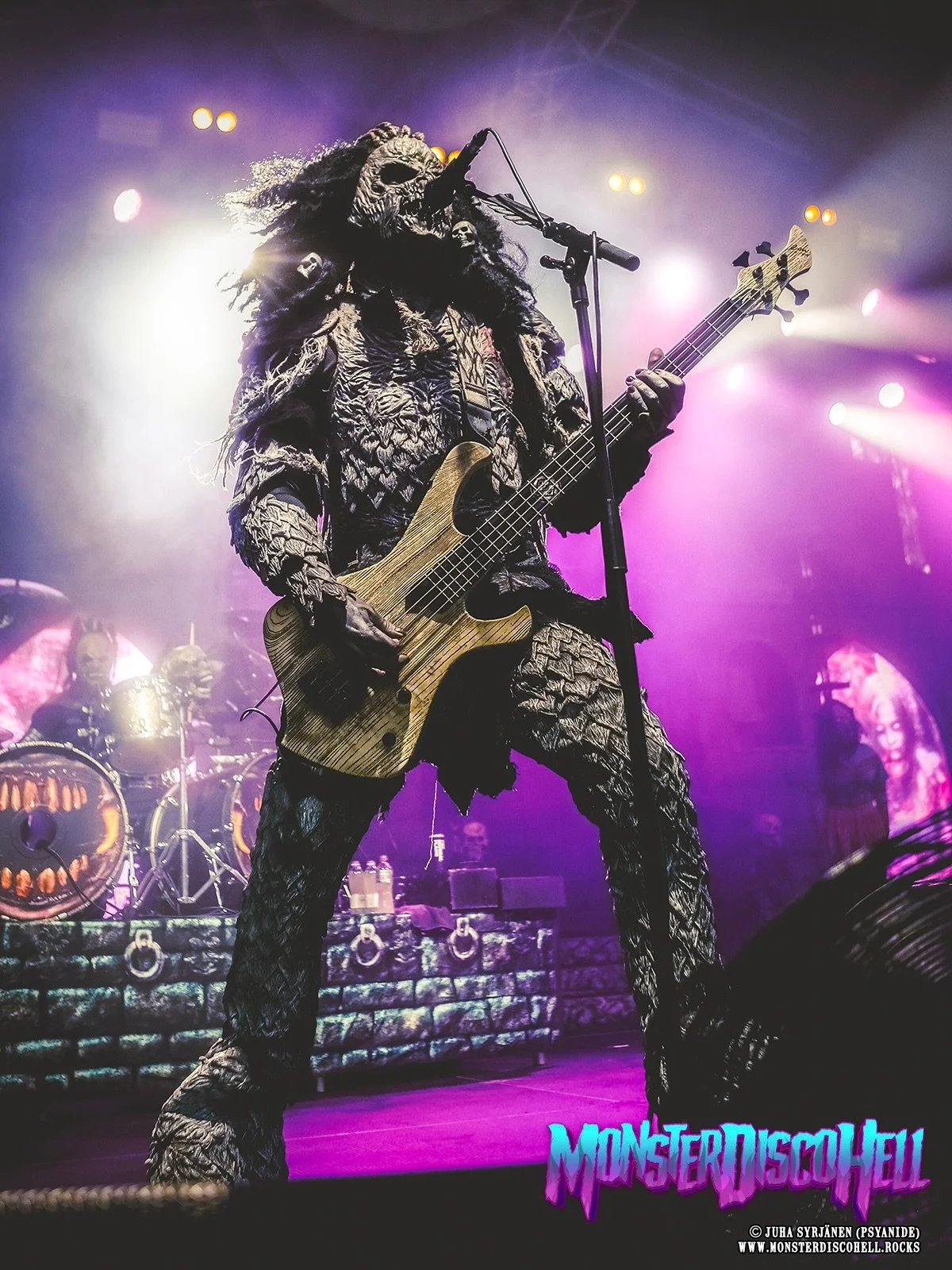 Wind machines on, lights shining, Reptroll on stage, all bas(s)es loaded! Time to rock out with your lizard out! Hey, maniacs, it&rsquo;s Hiistai and today we&rsquo;ll just enjoy this shot of Hiisi being the amazing entertainer he is, taken at Logomo