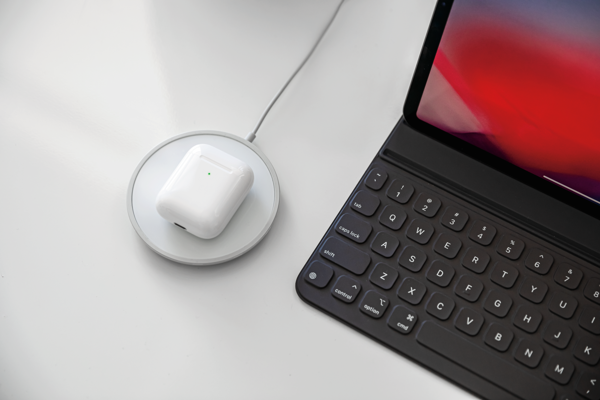 Apple-Wireless-Pad-WHT_iPad-Overhead_3000px.png