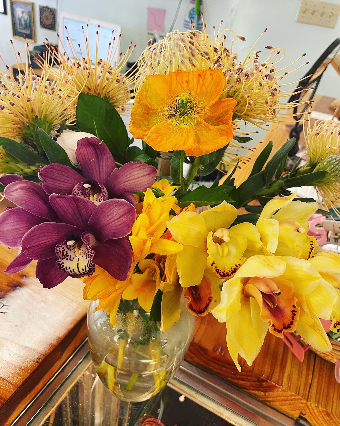 Beautiful flowers from a Launch regulars&rsquo; very own garden. 🥰One of these days I&rsquo;ll capture a picture of her alongside them to give her green thumb some credit!

#floralarrangement #flowerstagram 
#loveourcustomers 
#bohostyle #ecofriendl