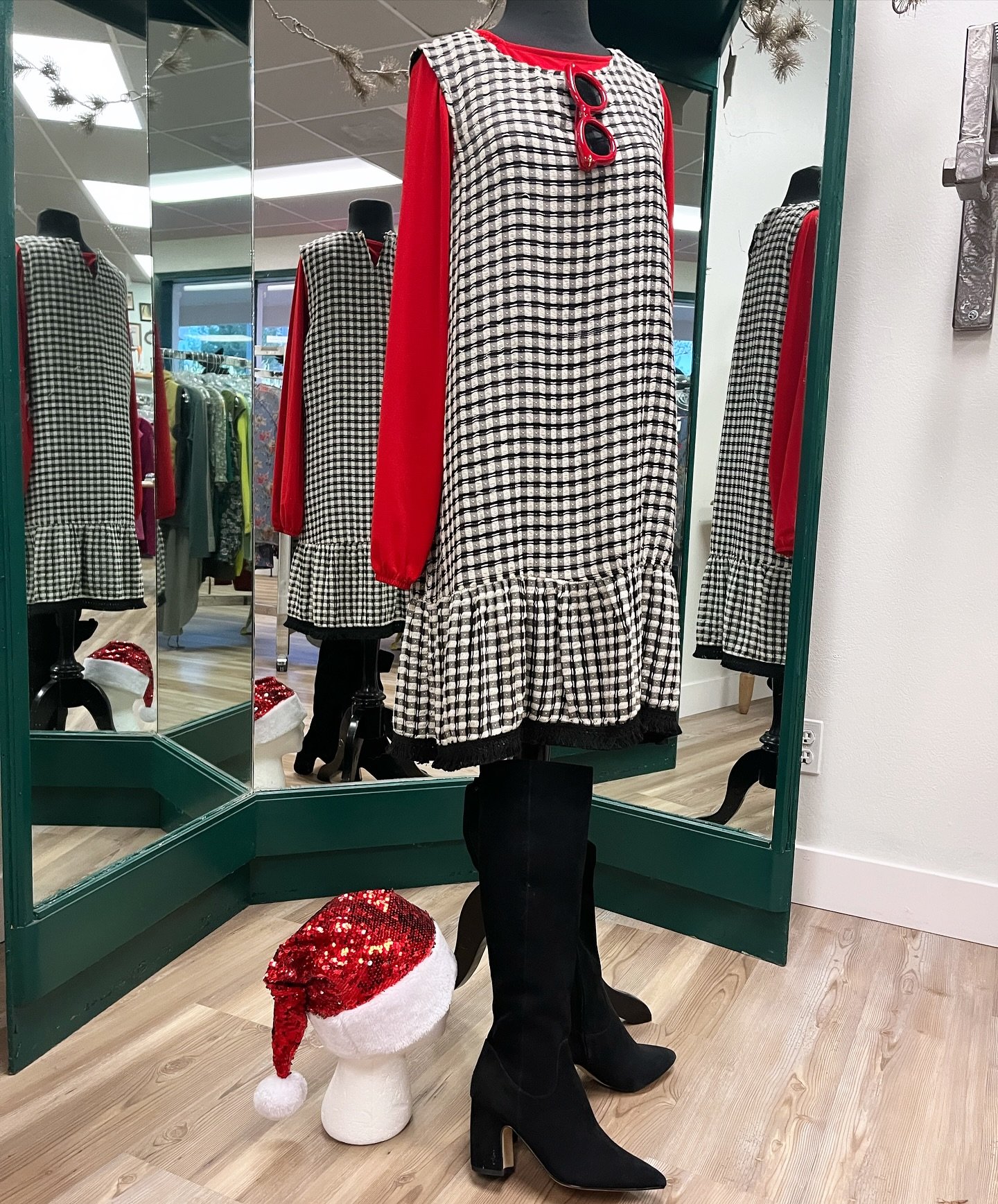 Mrs. Claus if she sleighed. 🧑&zwj;🎄 💅
.
.
.
.
#mrsclaus #thrifttherapy #anthropologie #bananarepublic #samedelman 
#RecycledChristmasStyle
#ThriftedHolidayLook
#SustainableChristmasFashion
#FestiveFinds
#PreLovedChristmas
#VintageHolidayVibes
#Sec