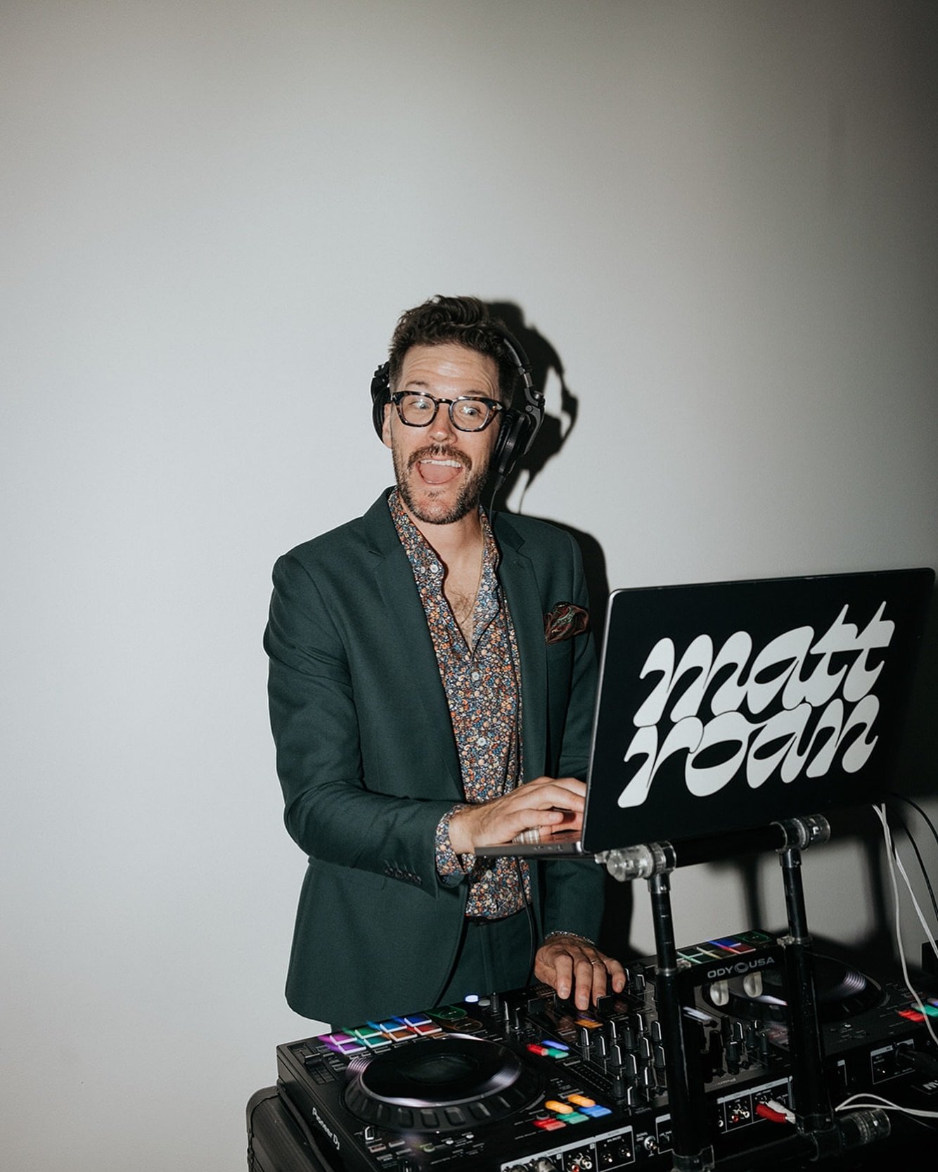 Starting a THREE WEDDING WEEKEND today. Send one up for your boy&hellip; it&rsquo;s party time.

📸: @alishatova