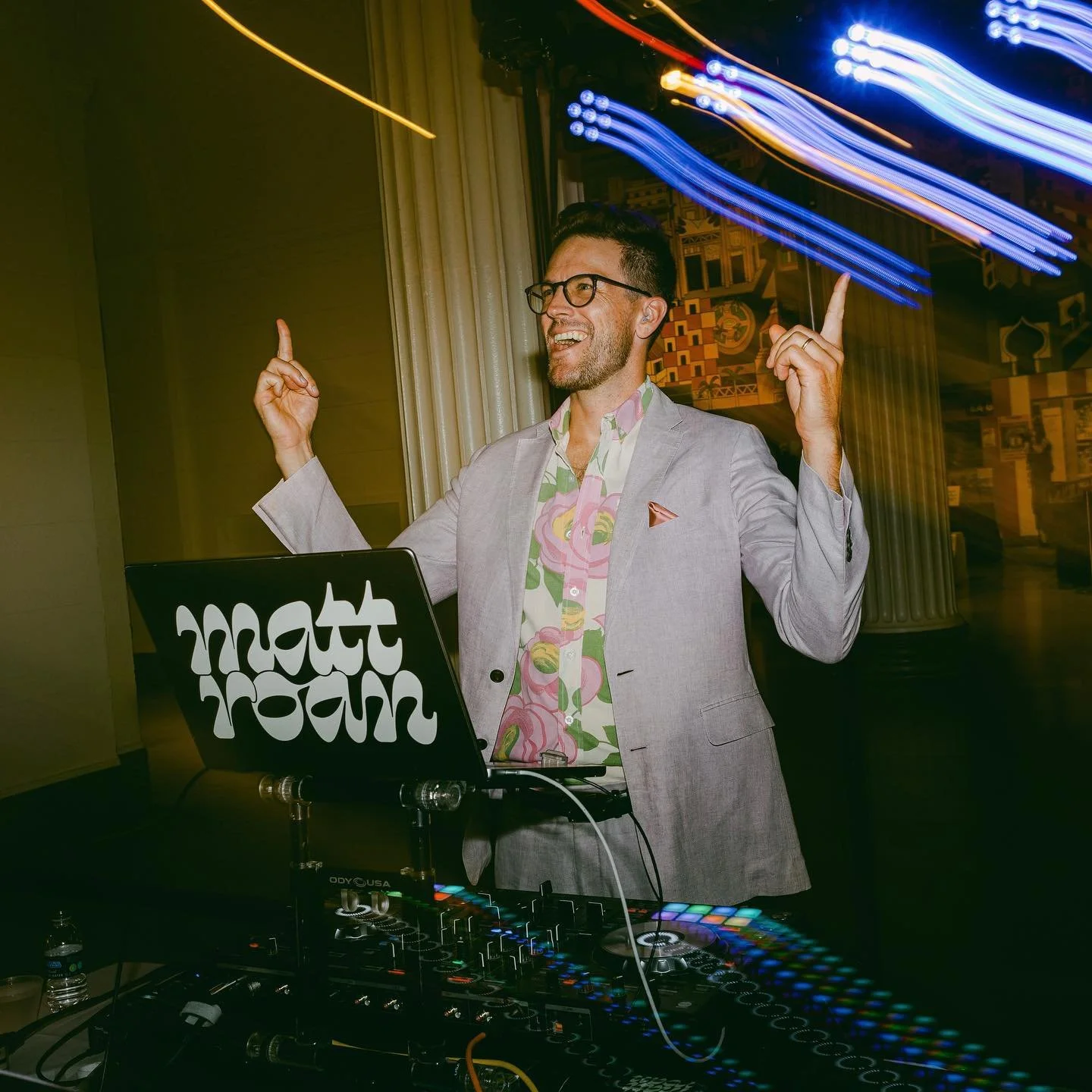 Get you a DJ who has as much fun in the booth as you do on the dance floor. 😘🕺🏻🎉
📷: @timtab