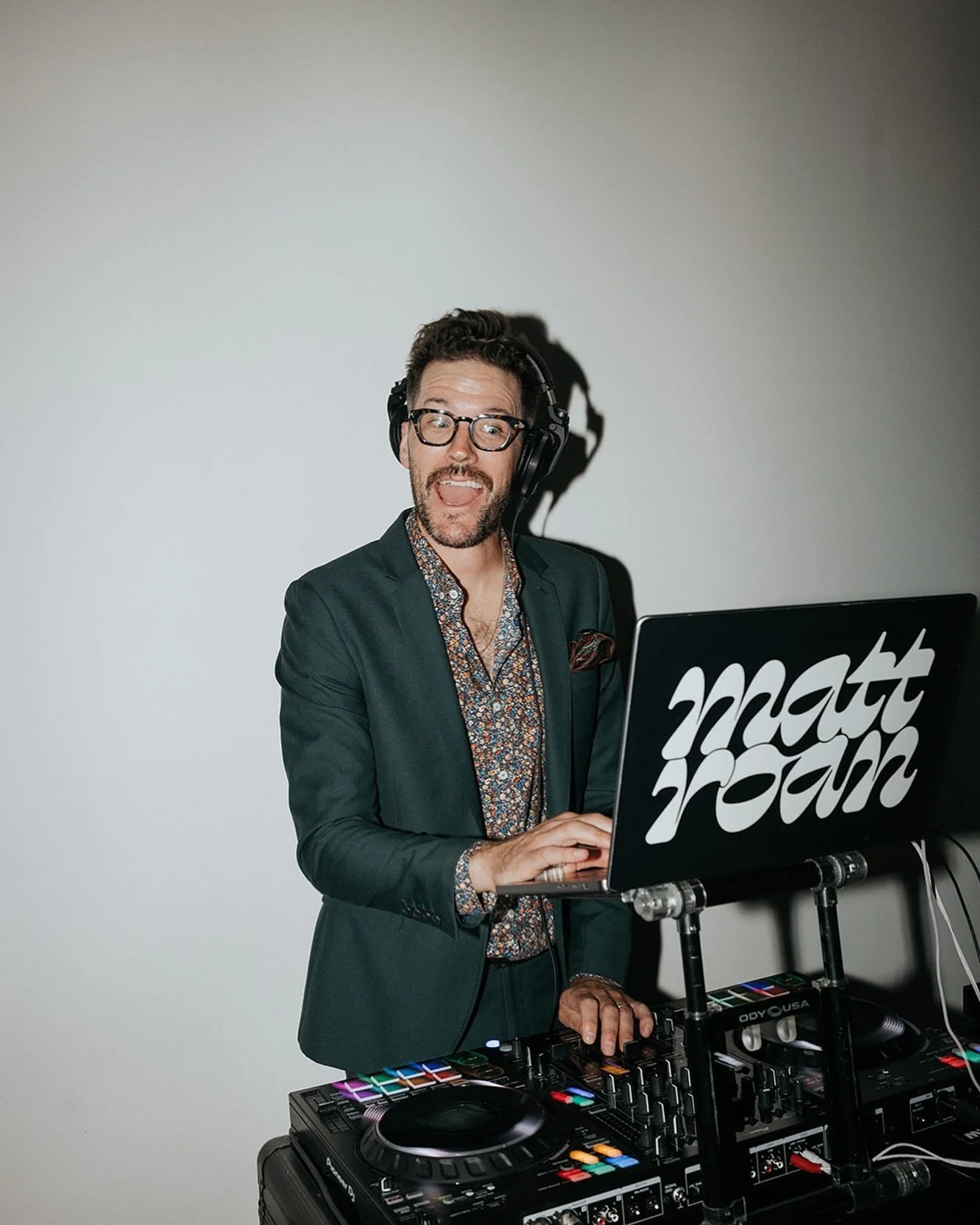 Starting a THREE WEDDING WEEKEND today. Send one up for your boy&hellip; it&rsquo;s party time.

📸: @alishatova