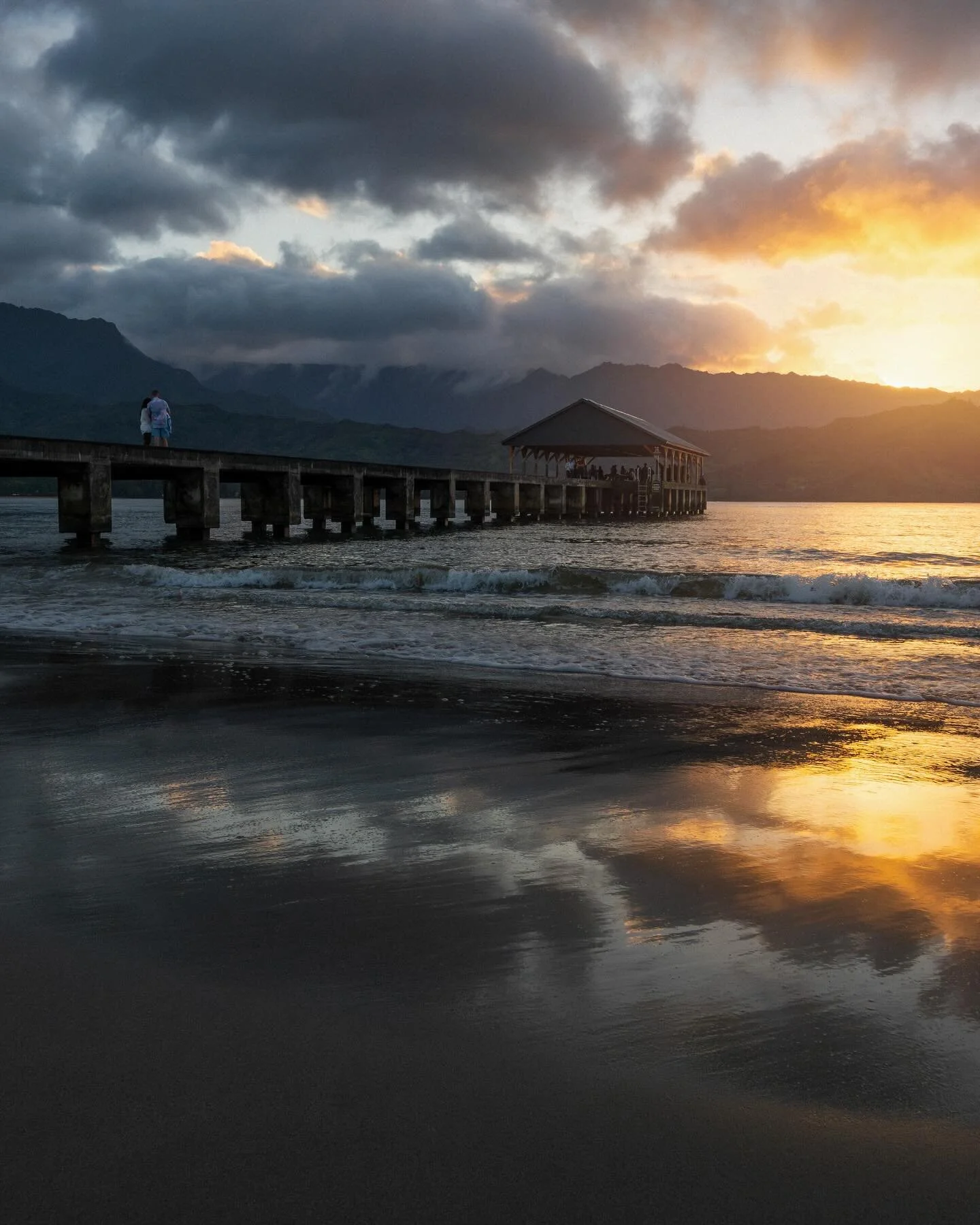 Lost in the serenity of Hanalei Bay 🌄
.
.
.
.
.
#oahu #oahuhawaii #kailua #oahulife #hawaii #hawaiianislands #hawaiian #sunrise #sunset #honolulu #aloha #paradise #hellofrom #splendid_earth  #earthpix #NeverStopExploring #modernoutdoors #OurPlanetDa