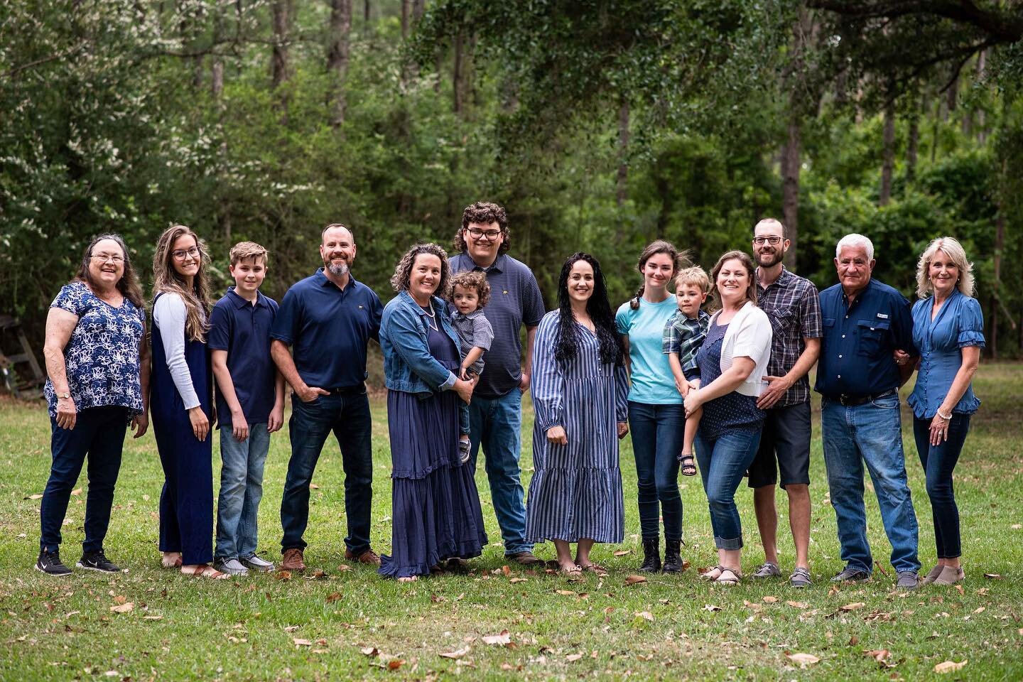 Family photos with your extended family. It takes a little more coordination, but having those memories documented is worth it!

Putting the finishing touches on this sweet family&rsquo;s gallery before I get it sent out today. 

.
.
.
#sadiestarkeph