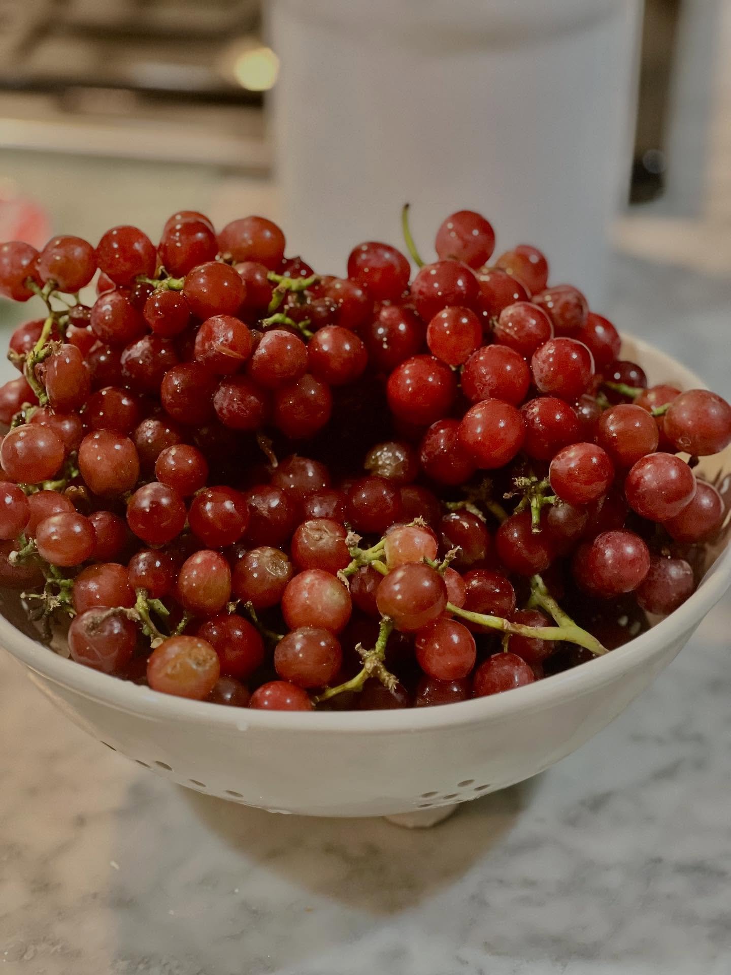 Who knew a bunch of grapes could make me so happy?

Made a quick stop for dog food and these beauties just popped into my cart. Don&rsquo;t they scream summer?
That&rsquo;s all. 

Happy summer Friday💚

#summer#weekend#friday #fridayfun #summerfun#he