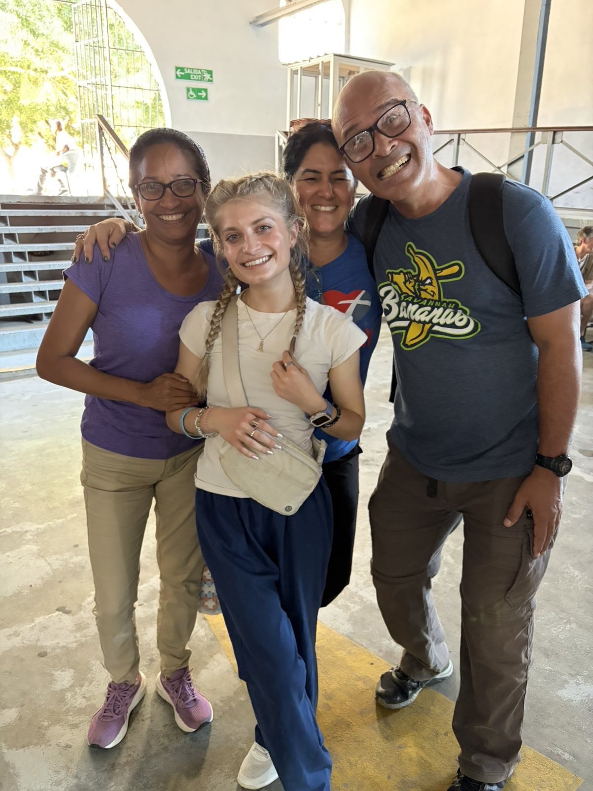 Молодежь нашей церкви приняла участие в миссионерской поездке христианских студентов в Республику Куба совместно с организацией “Фильтр надежды”. 31 студент и выпускники университета разбившись на команды устанавливали водяные фильтры в домах жителей