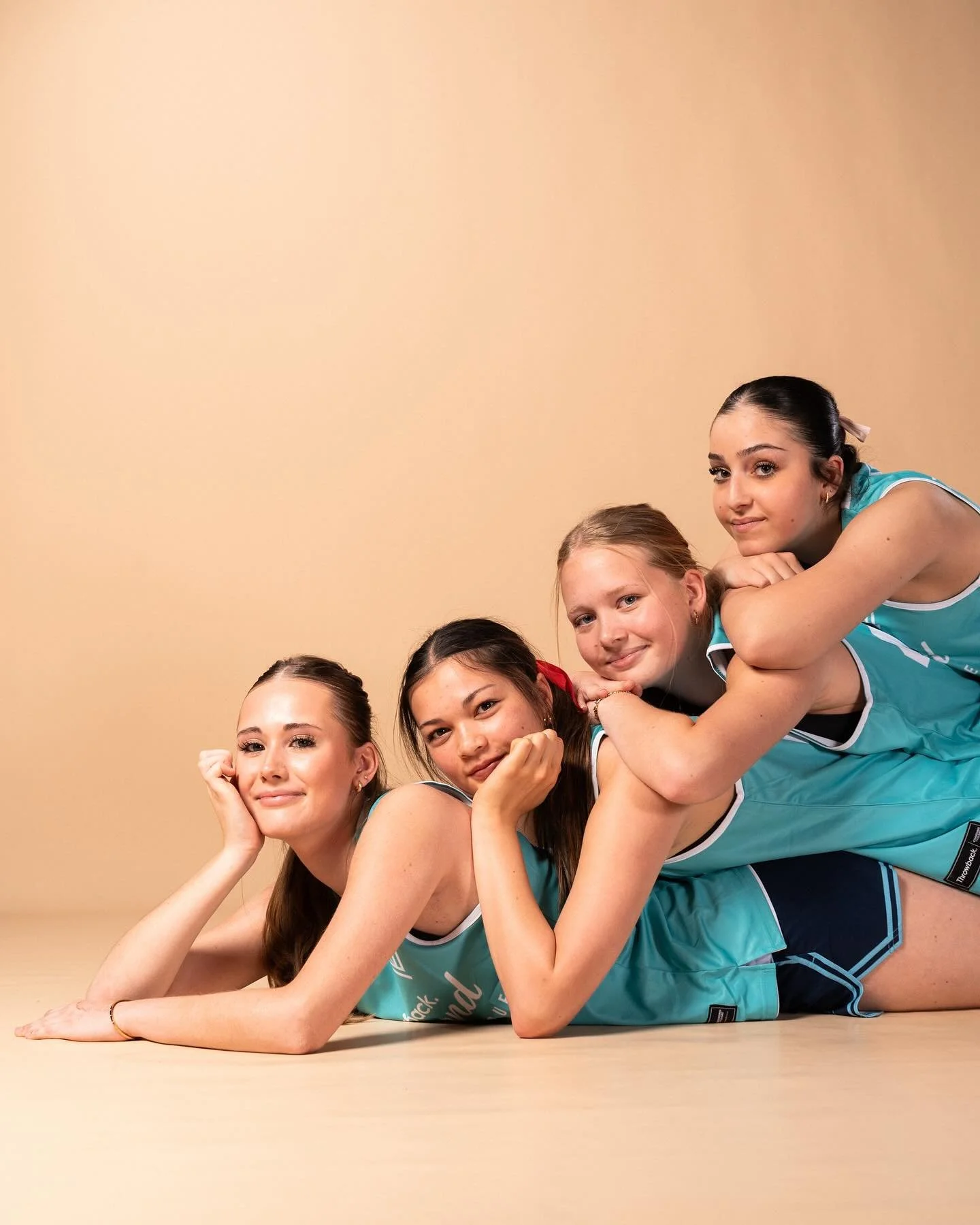 Recreating Iconic Photos 📸🔥
It was all happening at Media Day! Between headshots, our Diamond League girls took some time to recreate a few iconic duo and group shots 👀
How do you think they went? 👇
Big shoutout to @throwbackstore for the unreal