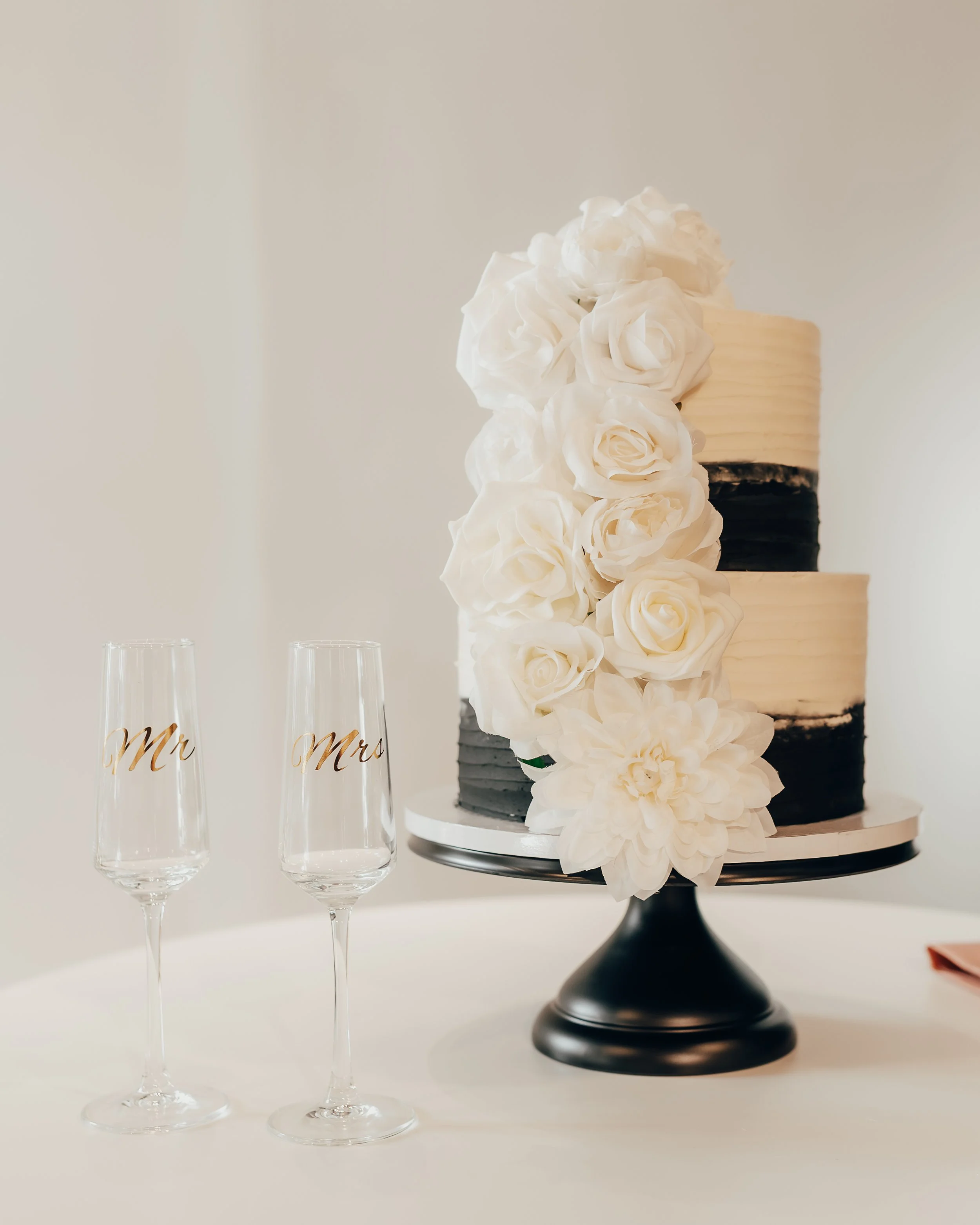Luxury ccake details captured by raleigh nc wedding photographer vonteshotit