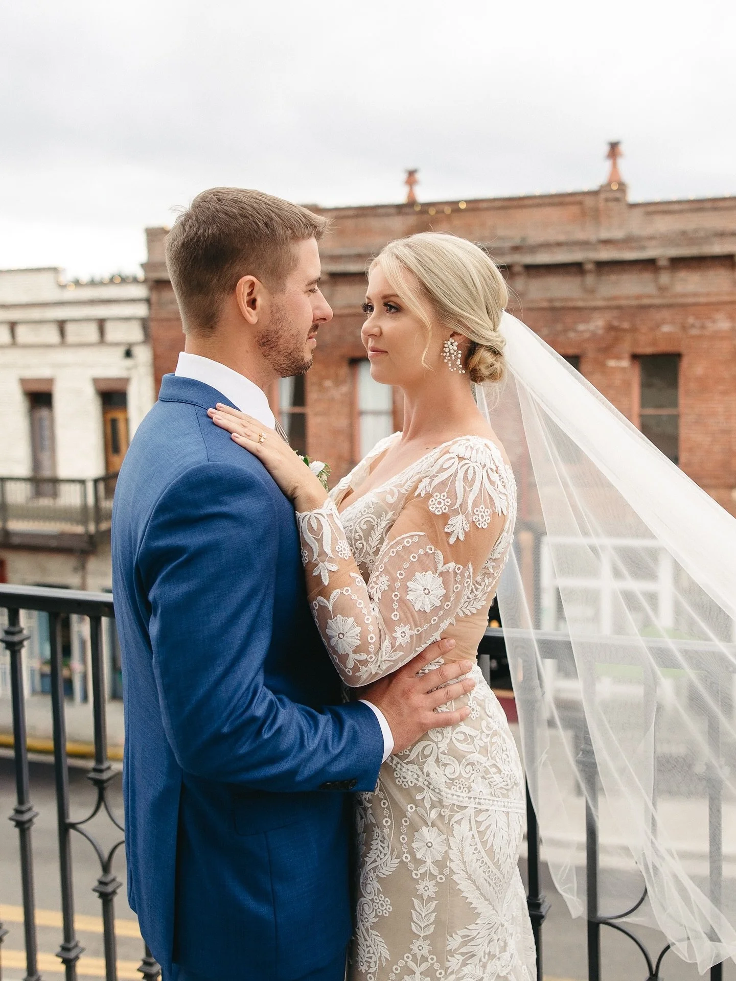 The Holbrooke Hotel held the history & charm; Will and Randi brought all the love. π₯β¨
Venue: @holbrookehotel 
Photography: @bryangallagherphoto 
Coordinator / Planner: @fairygodcoordinator 
DJ: @afterglowweddingdj 
Beauty: @summerlove.beauty