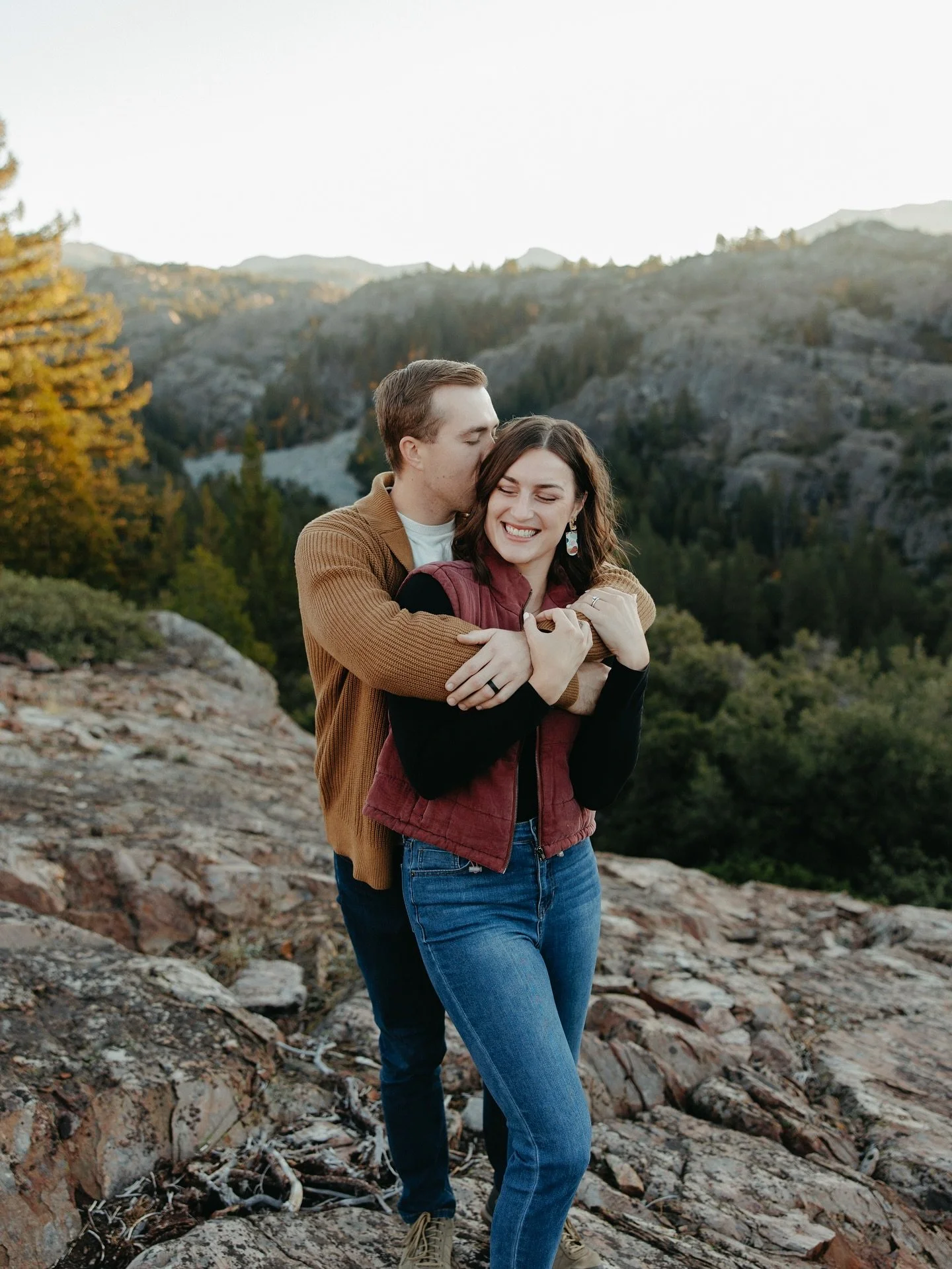 On their trip to California, Megan and Joey wanted to celebrate their anniversary with a couples photo session surrounded by mountains. Fall colors, and the quiet beauty of sunrise. It was the perfect backdrop and such an epic shoot πΈ
#FallCouplesS