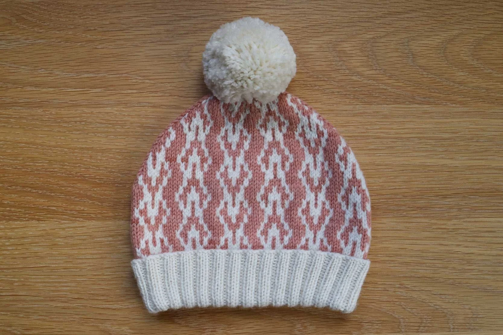 The duplex beanie in cream and pink is crafted to keep your head cosy and warm in the winter months. Knit one as a gift as it will be greatly appreciated.