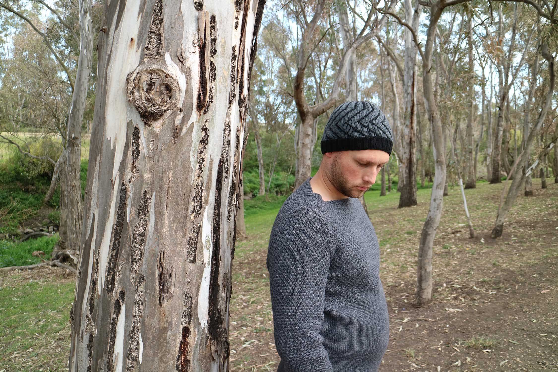 Pivot beanie in charcoal and black