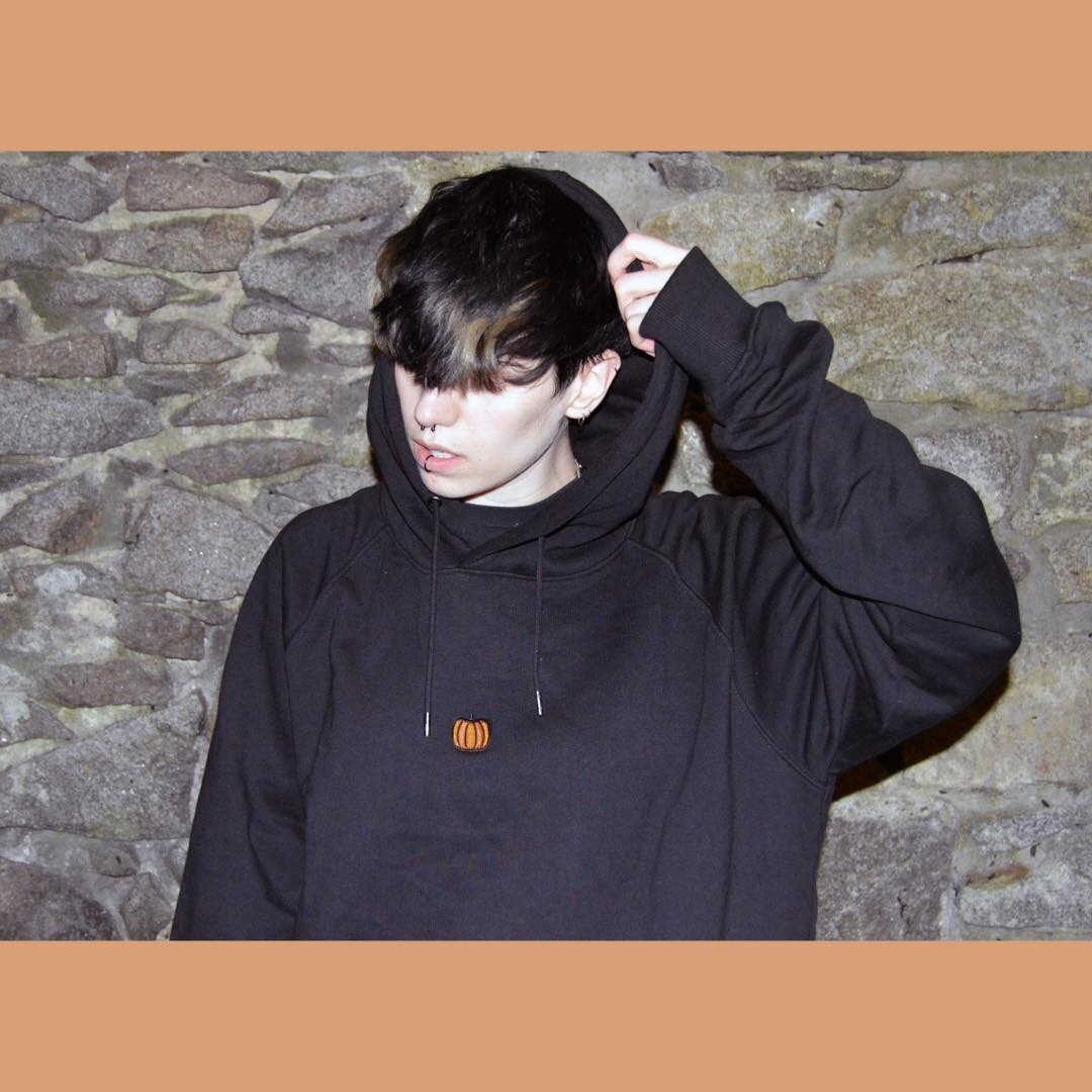 🎃 pumpkin spice and all things nice 🎃

PRE-ORDER for ONE WEEK ONLY 

✨Saturday 18th Sept - Saturday 25th Sept ✨

This cute lil pumpkin embroidered on our black, super soft, organic cotton hoodies for the perfect autumnal jumper. Pre-Order from Satu