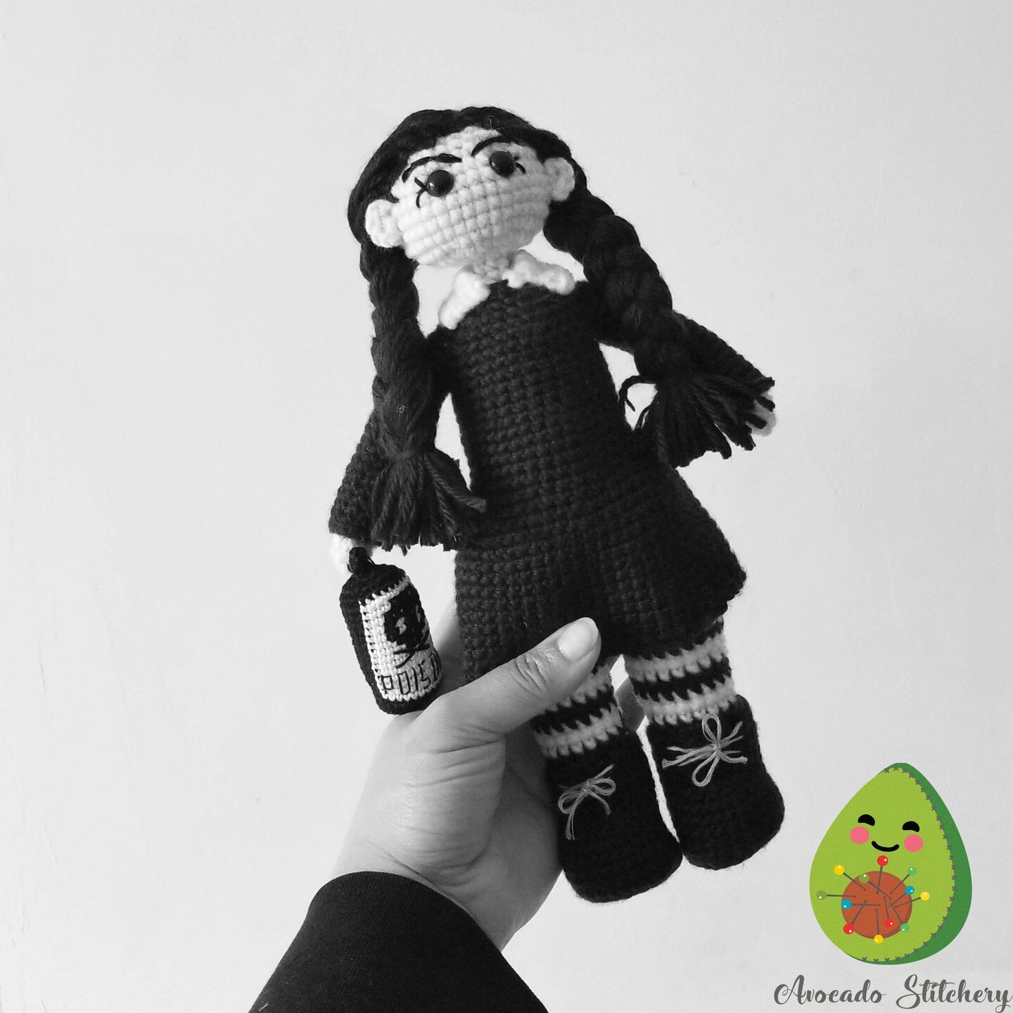 Happy Wednesday! 🖤
&bull;
#crochet #crochetaddict #crocheter #instacrochet #handmade #ganchillo #amigurumi #amigurumiaddict #crochetamigurumi #AvocadoStitchery #amigurumiworld #amigurumipattern #crochetpattern #wednesdayaddams #addamsfamily #goth #s