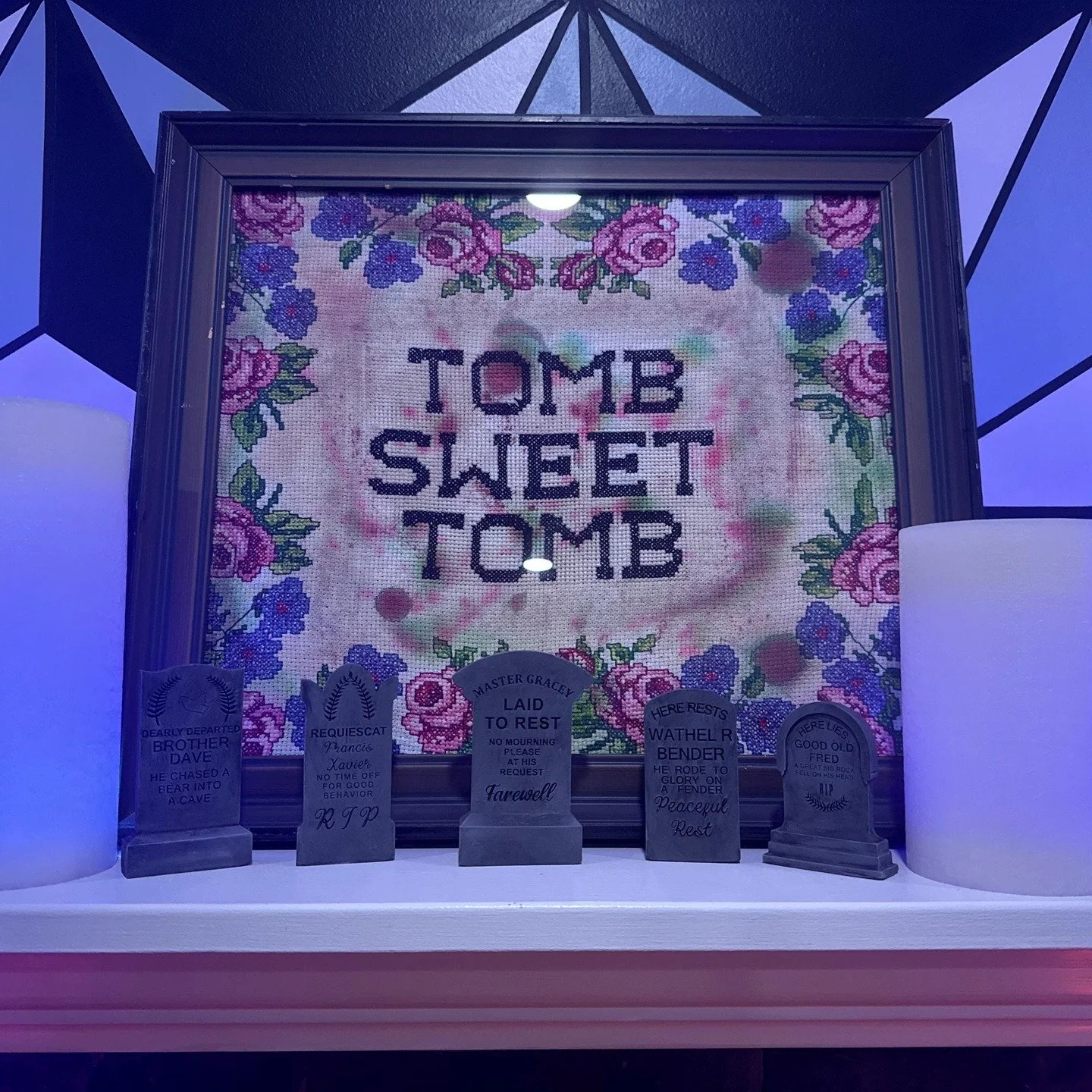 Hi there! Just checking in to show this beautiful finish from @danavend 🖤
&bull;
&bull;
You can find this pattern on my website 🥑
&bull;
&bull;
#crossstitch #avocadostitchery #crossstitchersofinstagram #pointdecroix #hauntedmansion
#tombsweettomb #