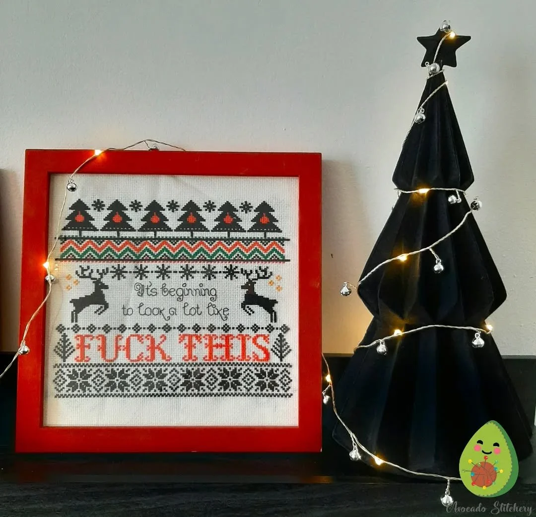 Is the most wonderful time of the year and I can't feel it on my knees because it's freaking freezing out there 🎄🙂
&bull;
&bull;
You can find this pattern on my website 🥑
&bull;
&bull;
&bull;
 #picoftheday #fiberart #avocadostitchery #christmasdec