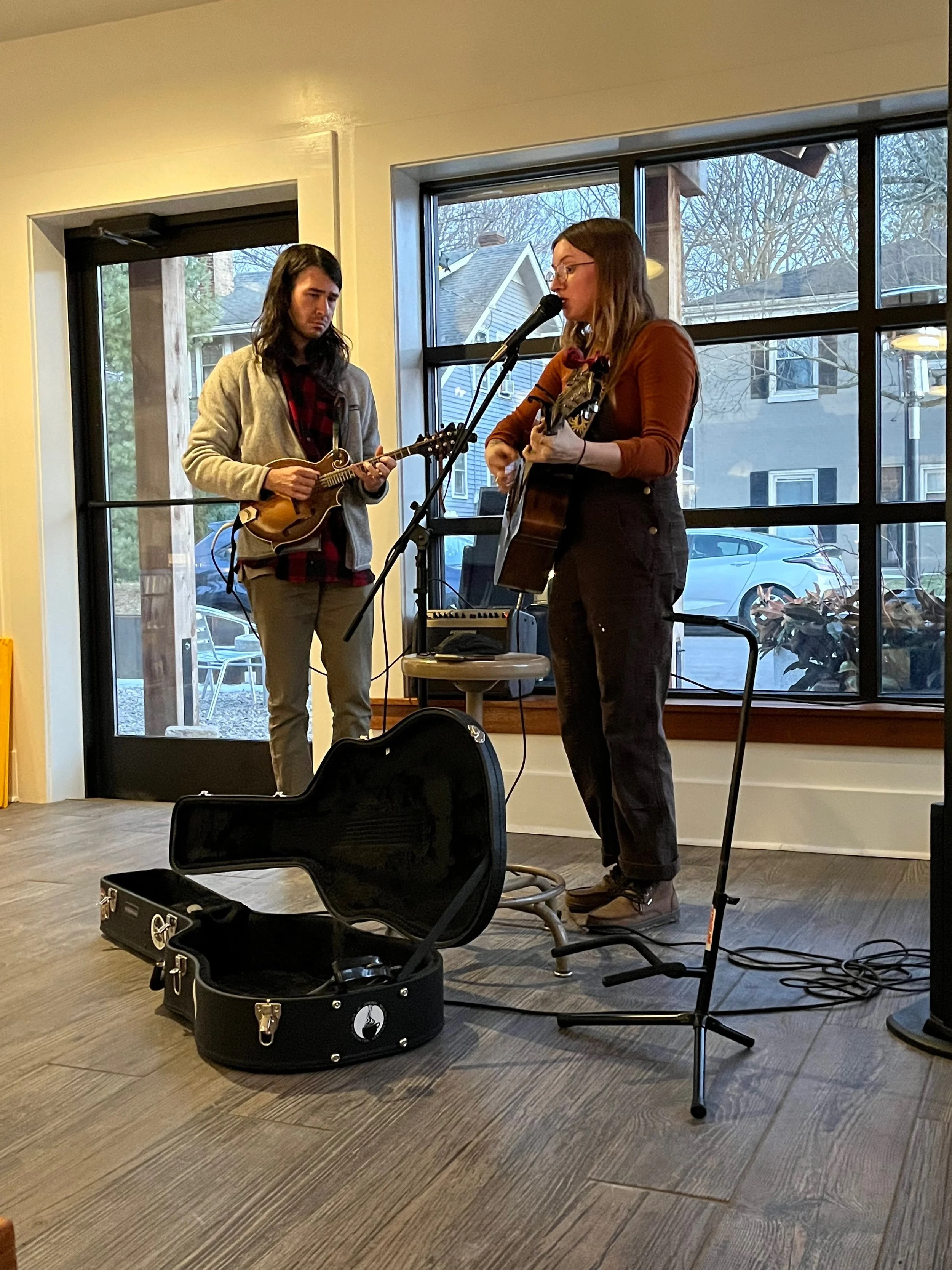 Image of Jondra Nicole and guest playing on open mic night every Monday