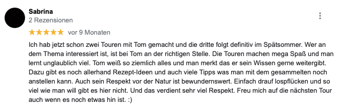 Screenshot einer Google-Bewertung von einer Person namens Sabrina. Die Bewertung hat fünf Sterne und beschreibt positive Erfahrungen mit Touren, die sie mit jemandem namens Tom gemacht hat. Sie lobt Toms Wissen und Respekt vor der Natur und plant, an einer weiteren Tour teilzunehmen.