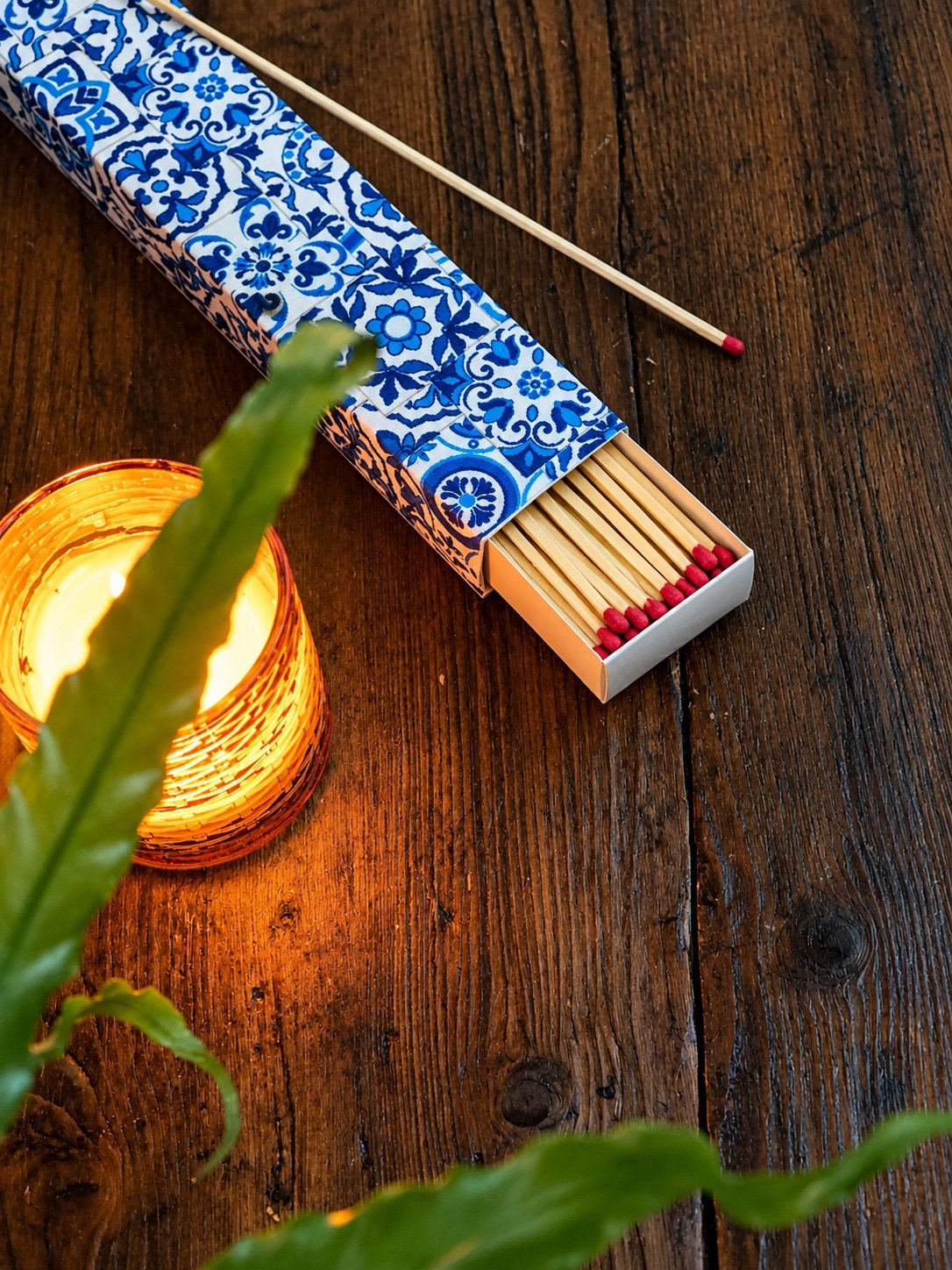 Ajuleijo-Mtcbx-table= candle.jpg