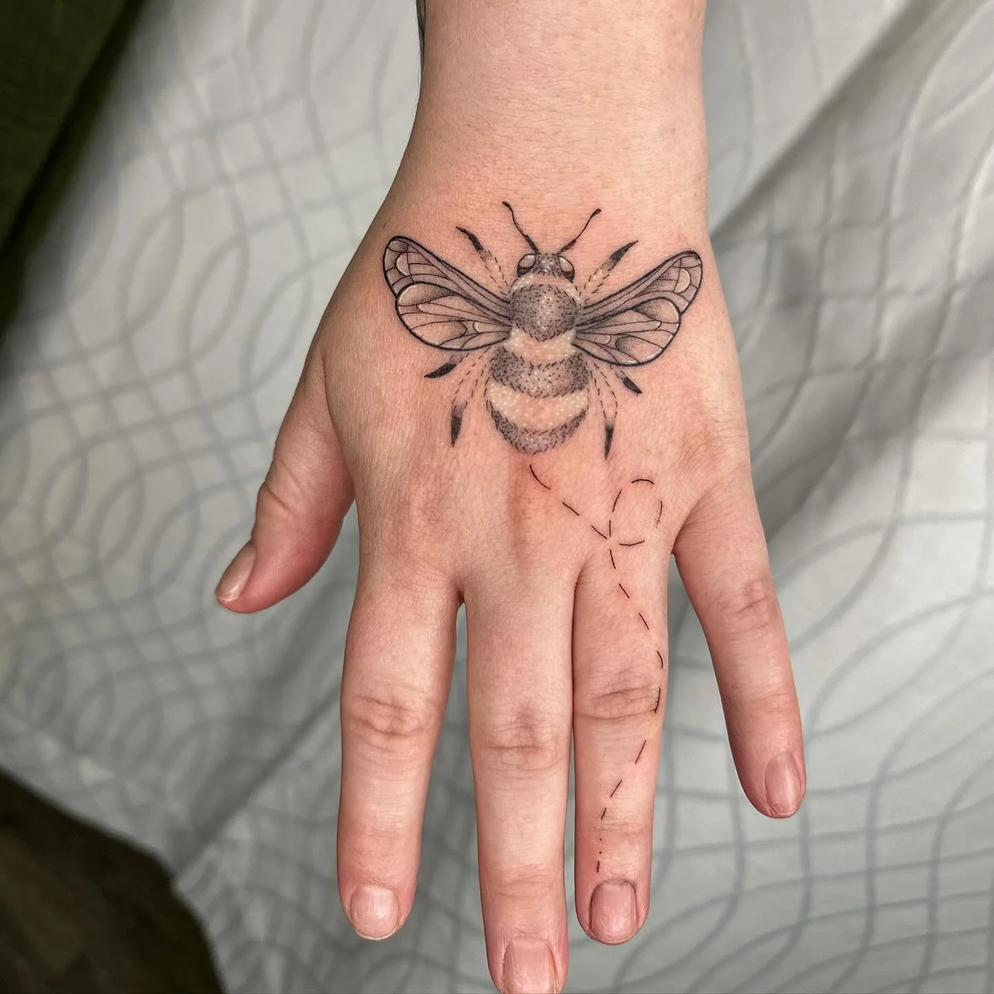 🐝✍️To do a hand tattoo or not to do a hand tattoo that&rsquo;s always the internal struggle for me 😅 
Believe me, I understand the temptation,  they are honestly so cool to look at 🤩
Just know, I will give you a disclaimer about five times before 