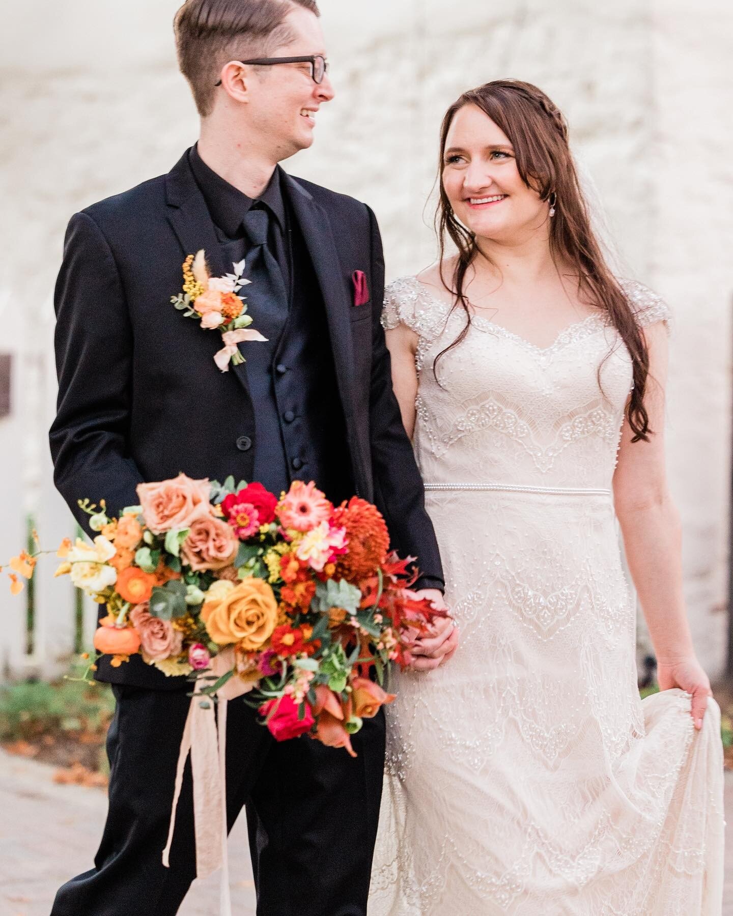 When I fall in love, it will be forever 🤍 Congratulations Leah and Oliver 💍🥂
Leah is wearing one of our favorite @chicnostalgia dresses for their fall wedding @theperryhousemonterey
🍾

📸 @teeandrebecca
@theperryhousemonterey

#chicnostalgia #chi