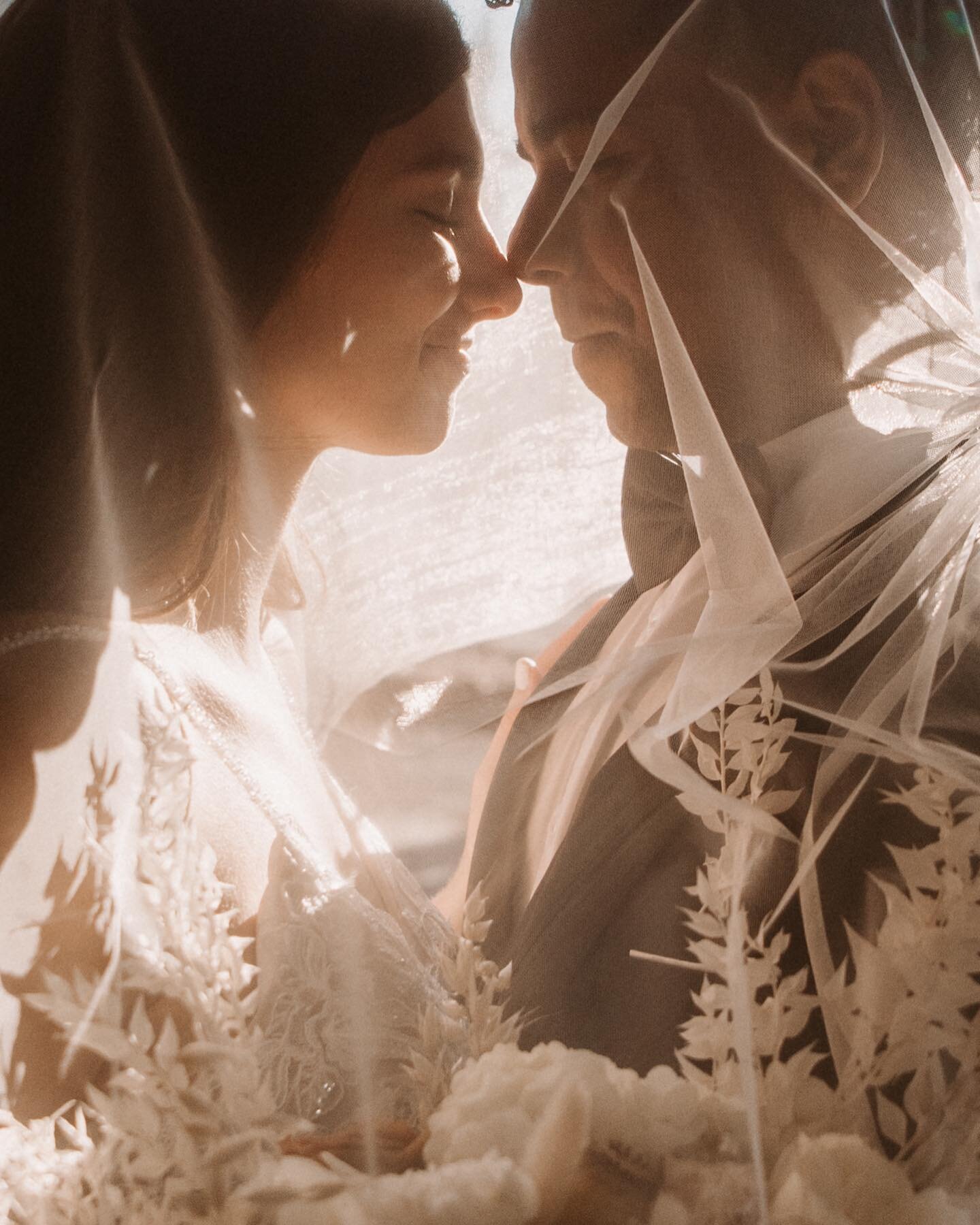 The magical moments under the veil are timeless 🤍 If you are unsure if a veil is for you, we recommend trying different styles as you try on wedding gowns to complete your fairytale look 👰🏻&zwj;♀️🏰 

Venue @MHCEVENTSPACE 
Photographer @KIMBERLIEM