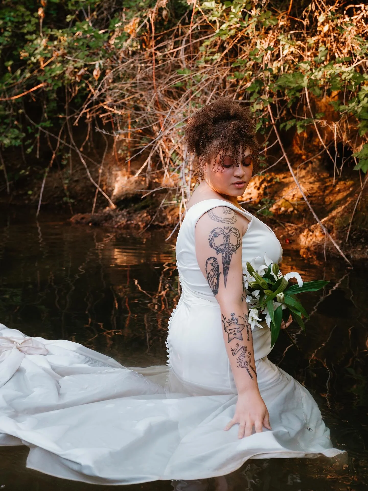 Cal celebrated their anniversary by taking a plunge in their wedding gown π€© and we are obsessed to say the least!!! Also wanted to share some photos of Cal and Oakley’s wedding dayπΈβοΈπ§πΌ‍βοΈWe love how colorfully unique this wedding and l