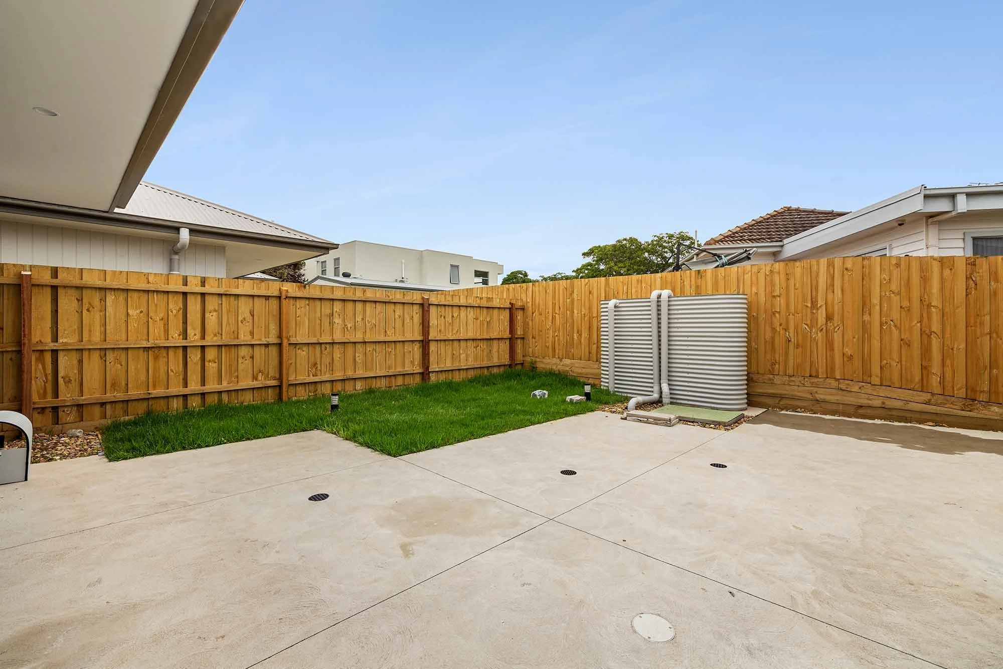 rosebud-sda-by-Balmain-and-co_courtyard.jpg